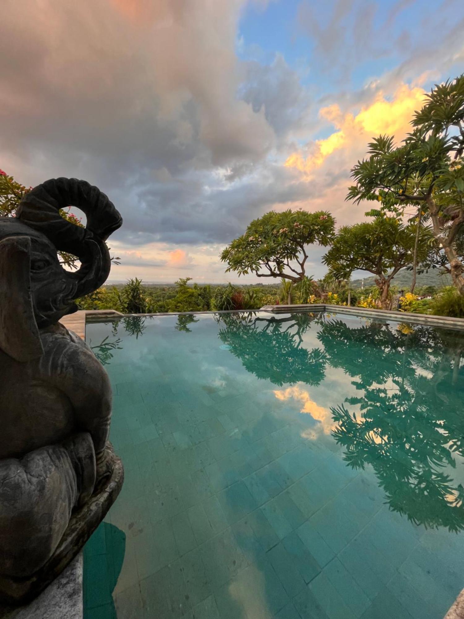 Hotel Menjangan Hill 3*