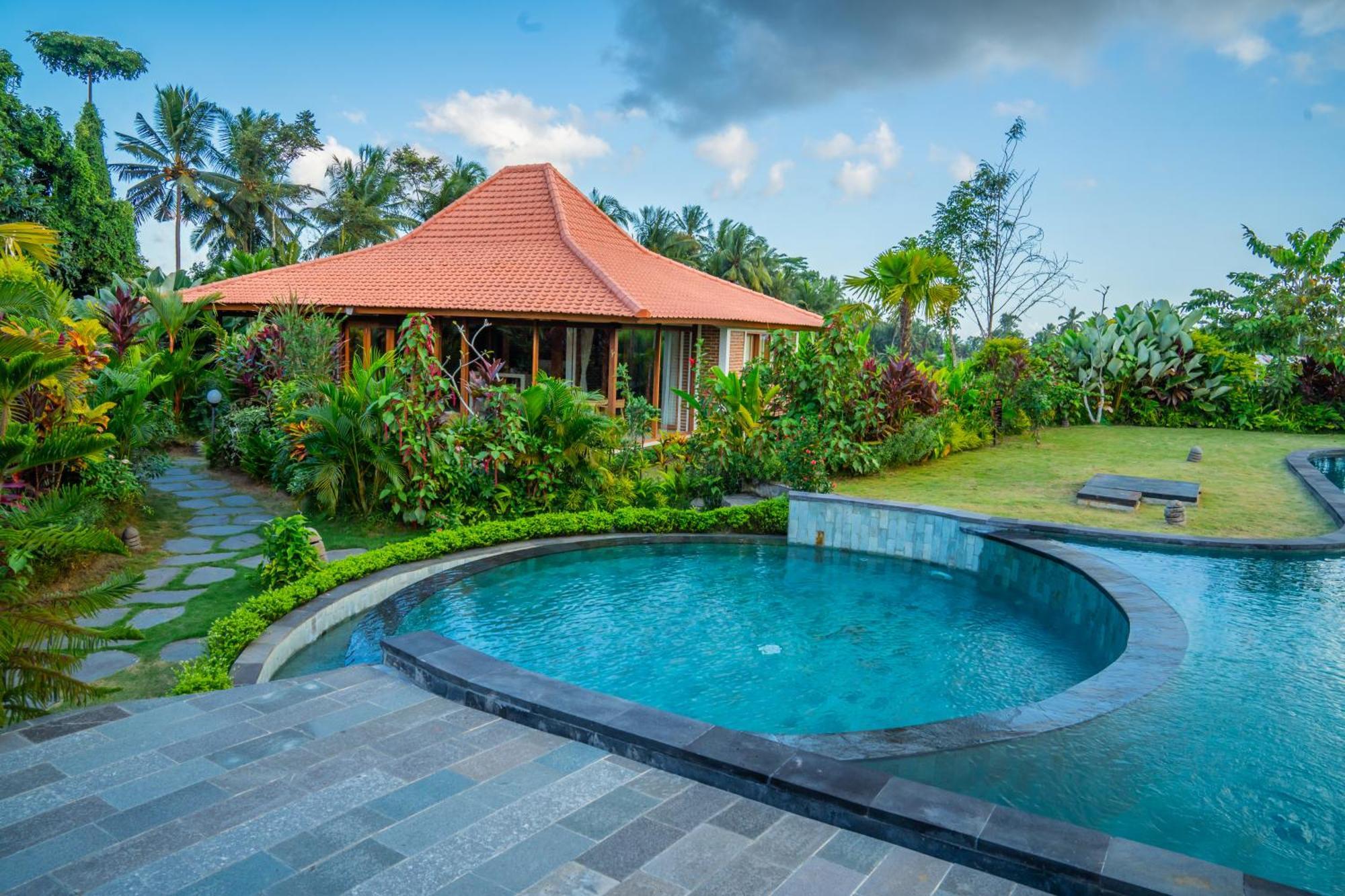Villa Kampung Uma Dawa And *