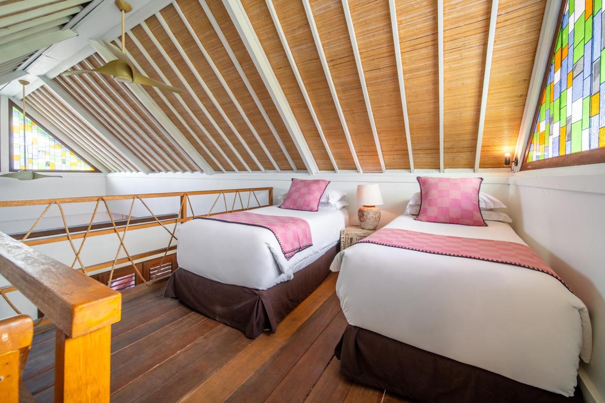 Hotel Bombora Medewi 4*