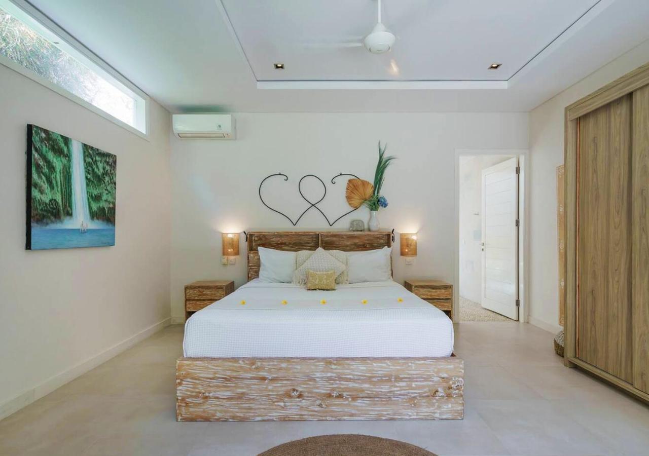 Bali Luxe Beachfront Rooftop Sunsets Villa Canggu (Bali)