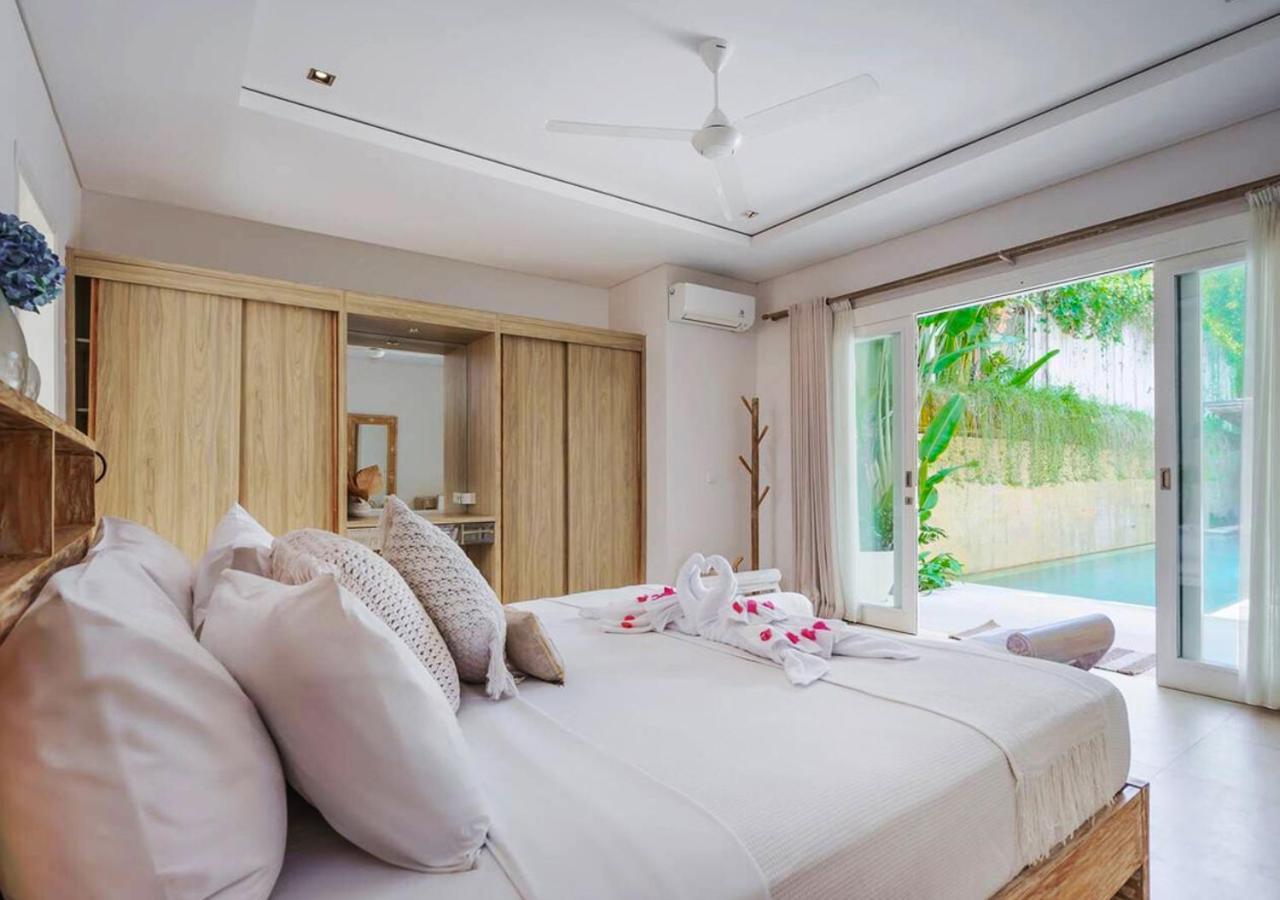 Bali Luxe Beachfront Rooftop Sunsets Villa Canggu (Bali)
