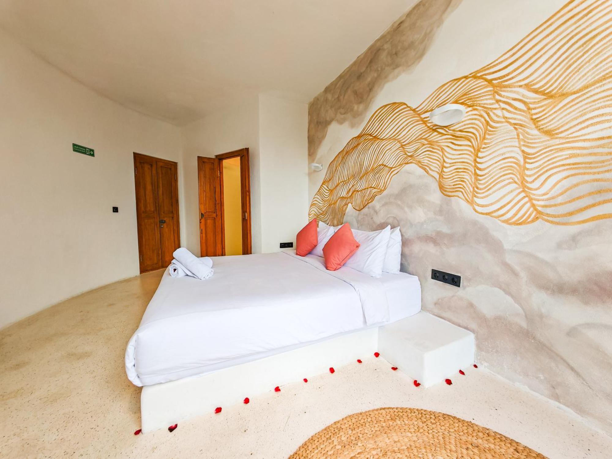 Hillstone Luxury Village