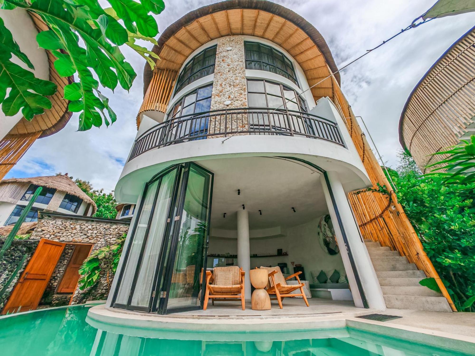 Hillstone Luxury Village *