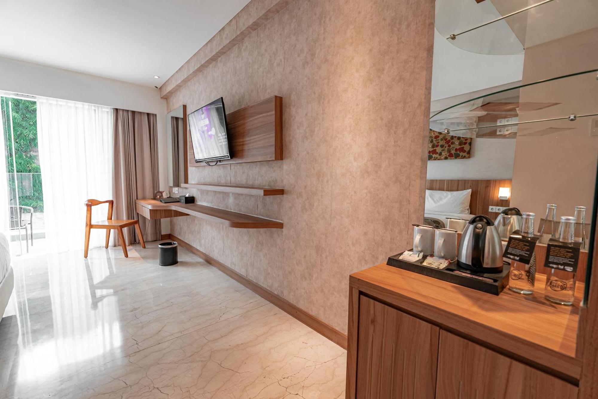 Hotel The Capital And 4*