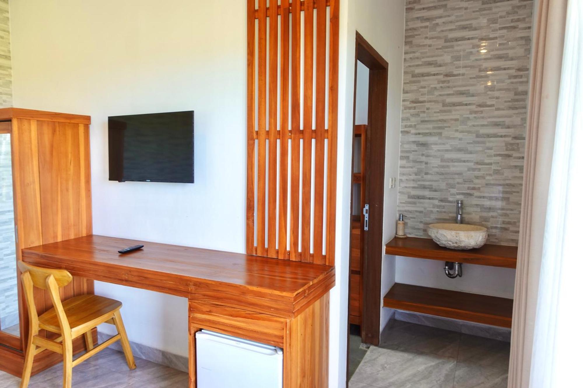 Surfers And Medewi Resort *