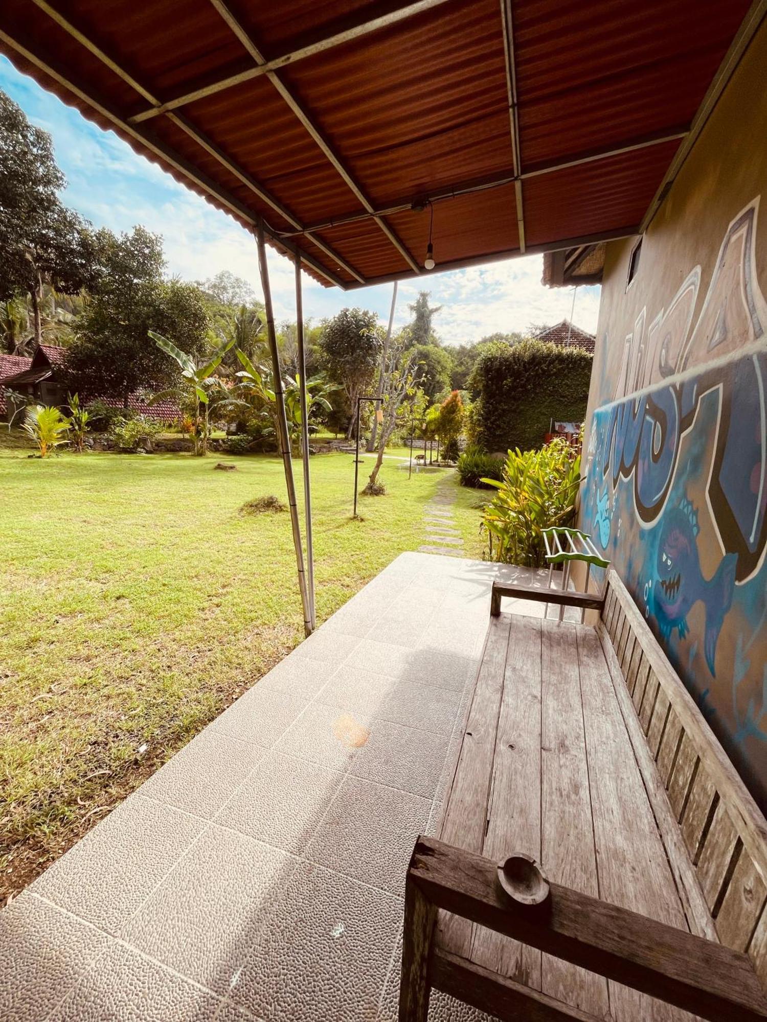 Apit Lawang & Resto Guest house Batununggul