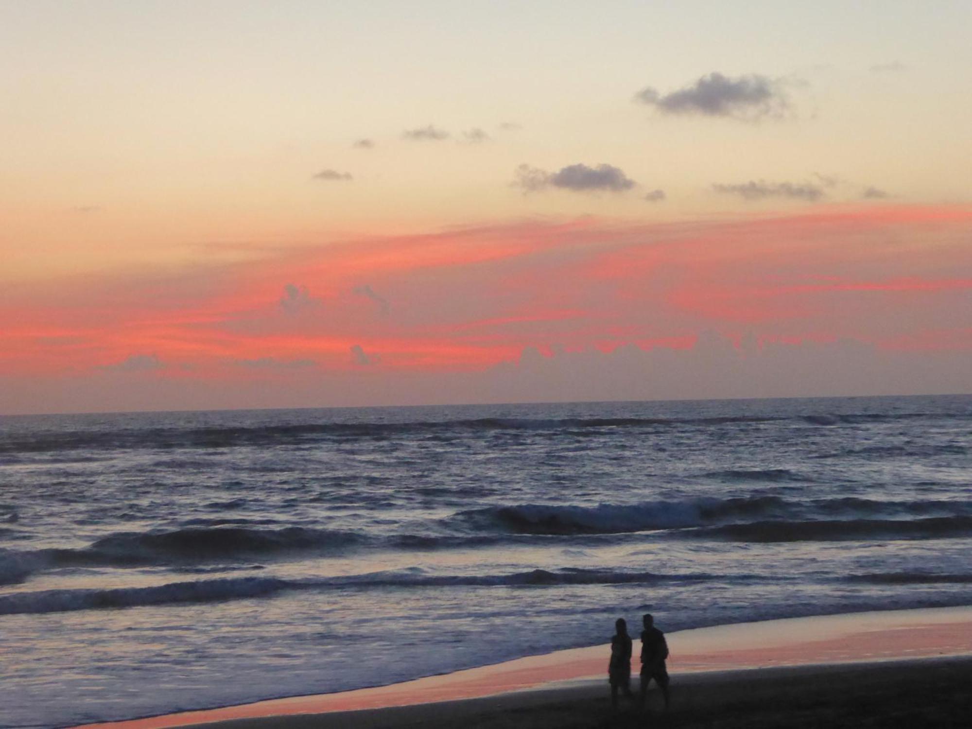 Bali Luxe Beachfront Rooftop Sunsets Canggu (Bali)