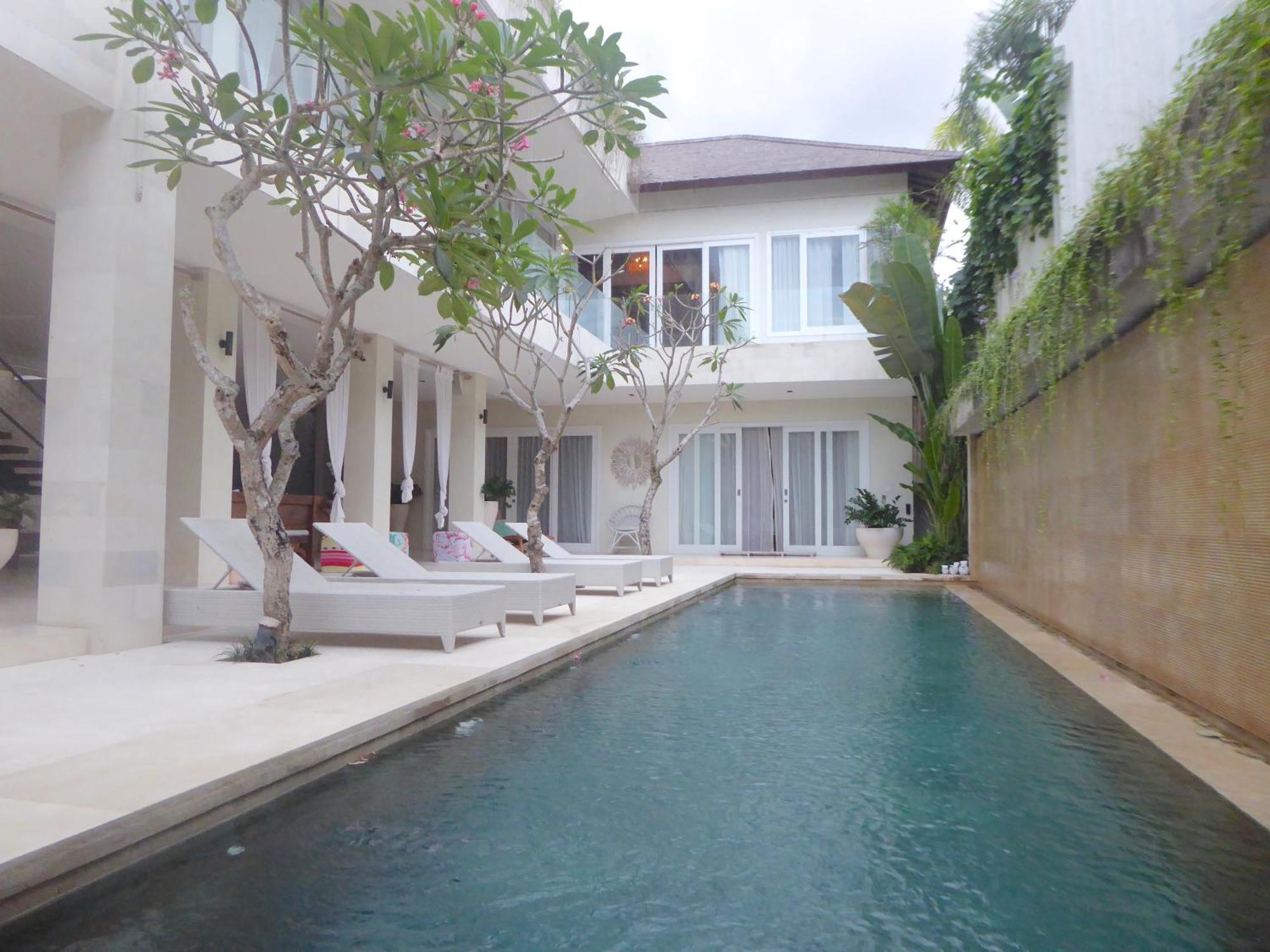 Bali Luxe Beachfront Rooftop Sunsets Canggu (Bali)