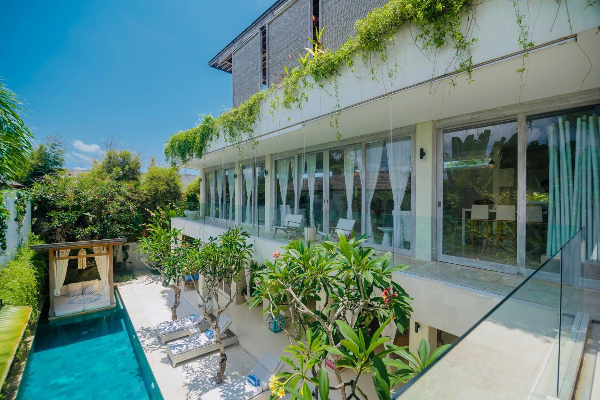 Bali Luxe Beachfront Rooftop Sunsets Villa *