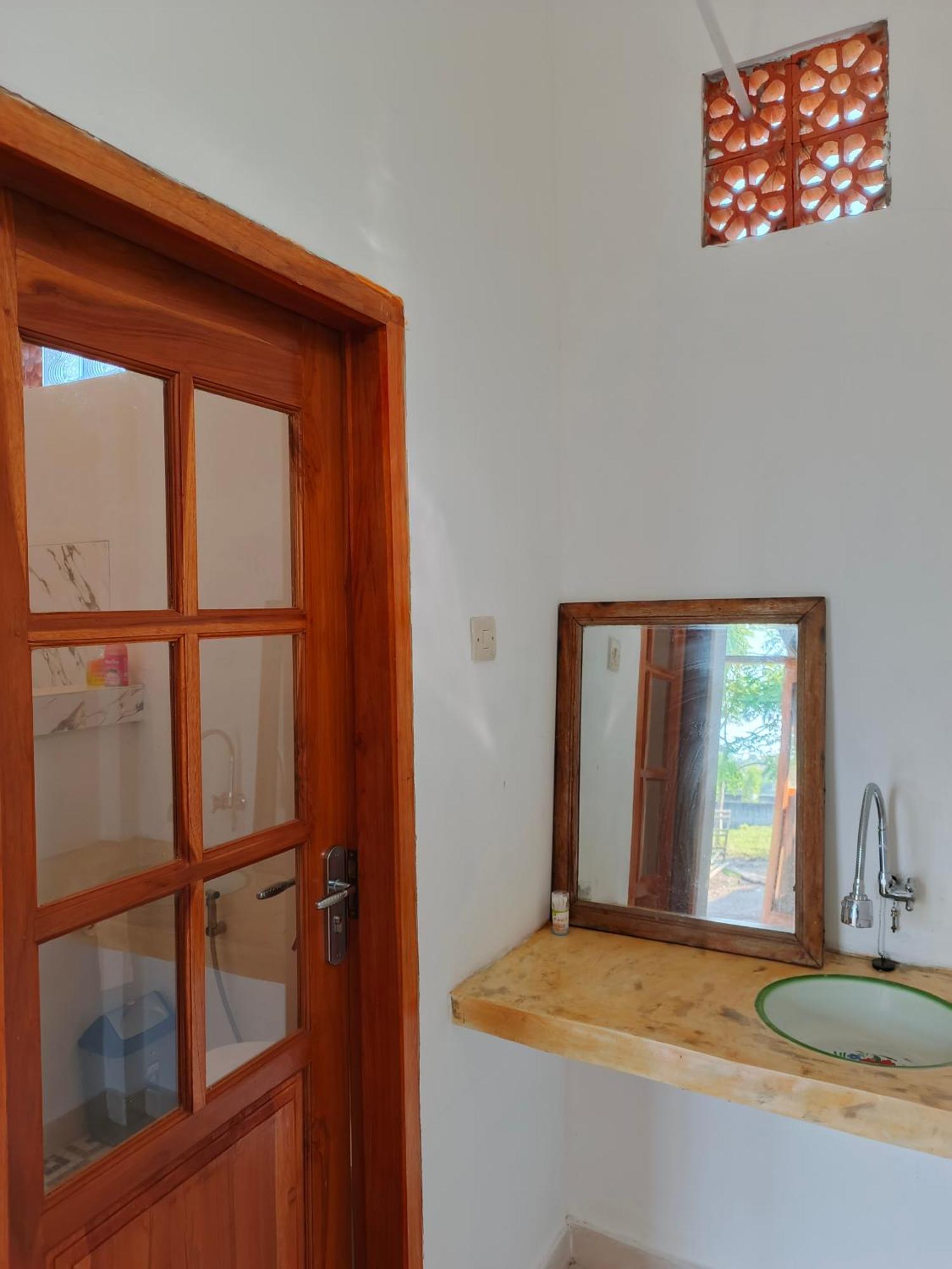 Friend House & Surf Guest house Airsatang