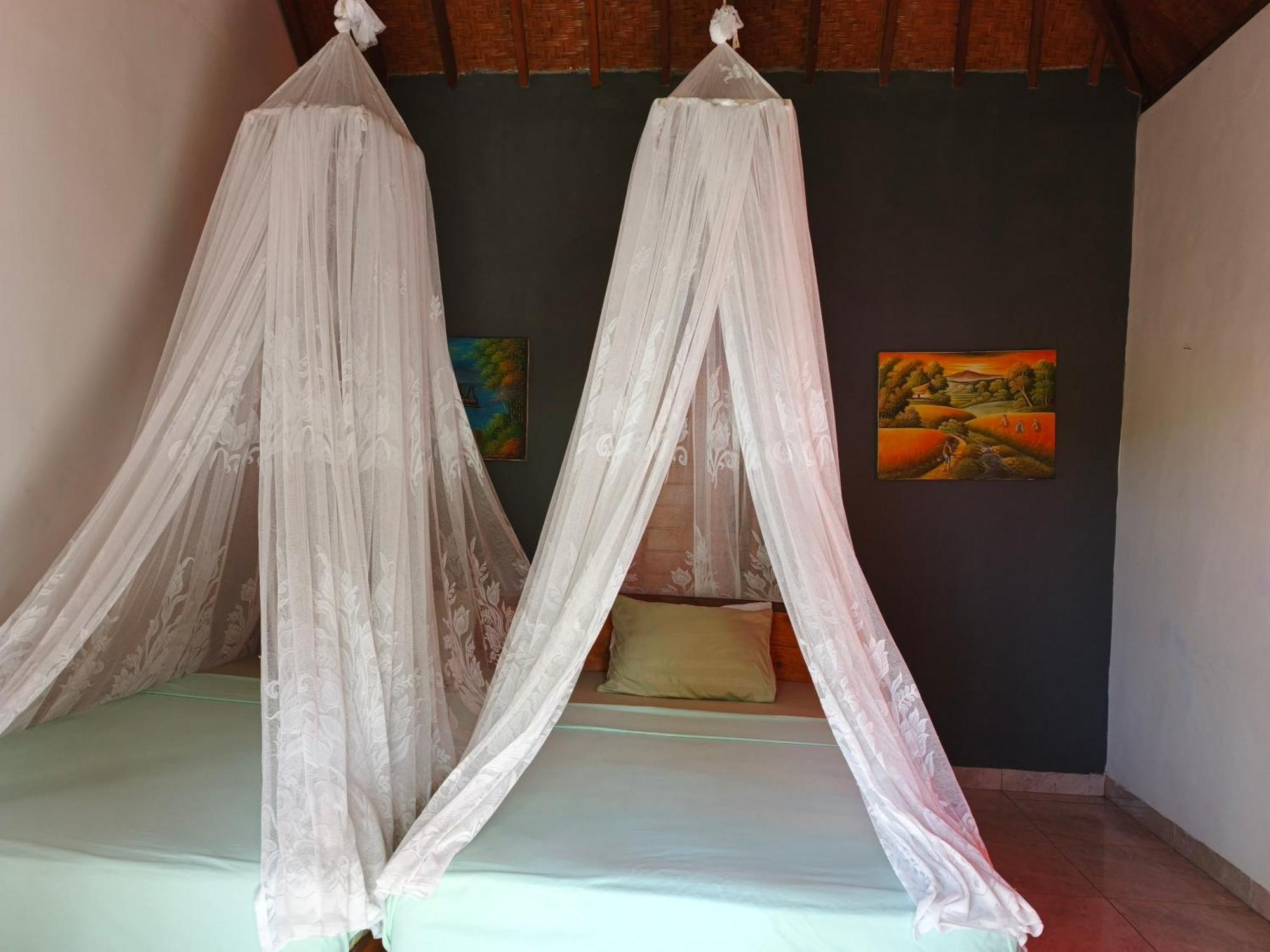 Friend House & Surf Guest house Airsatang