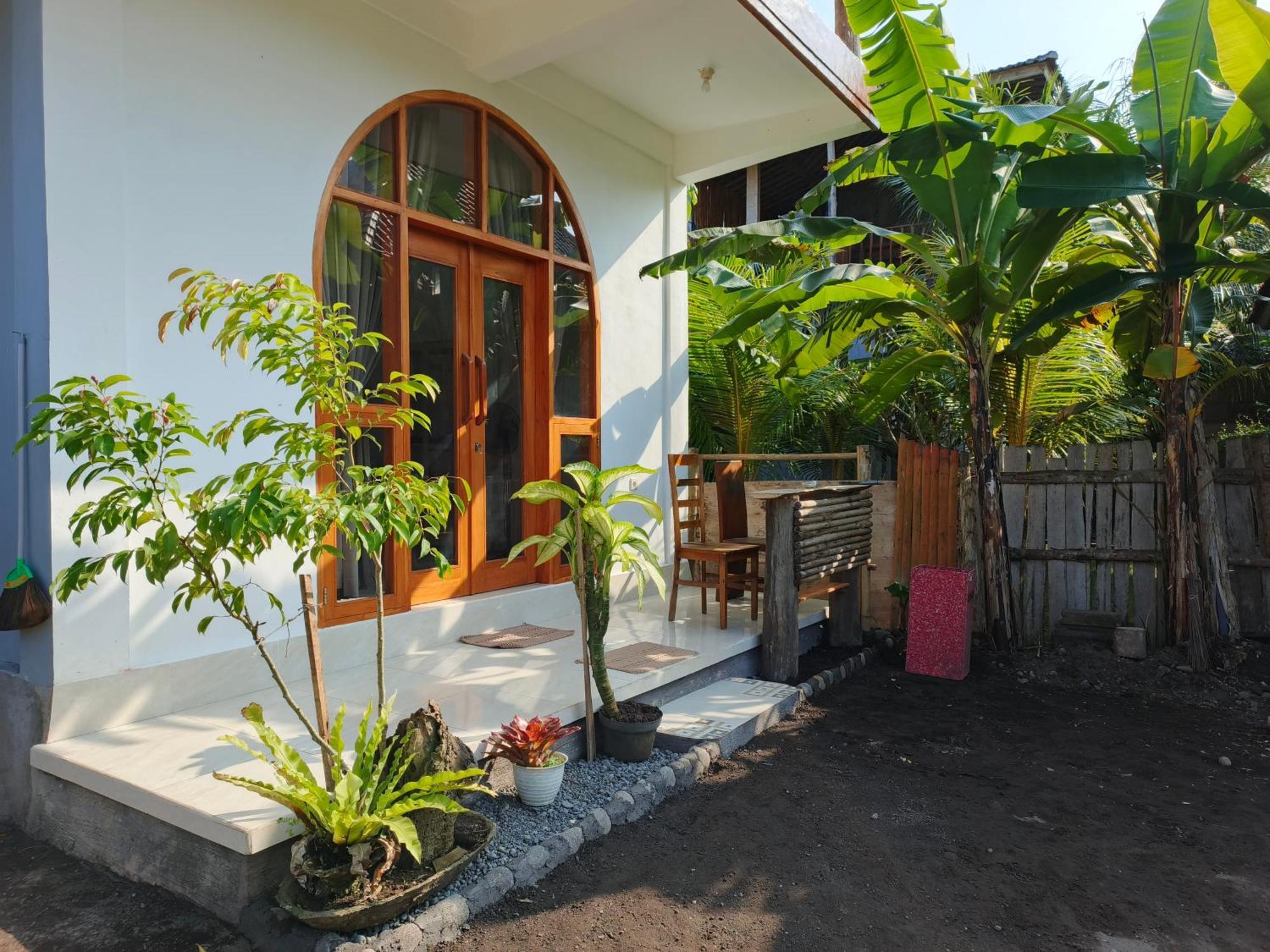 Friend House & Surf Guest house Airsatang