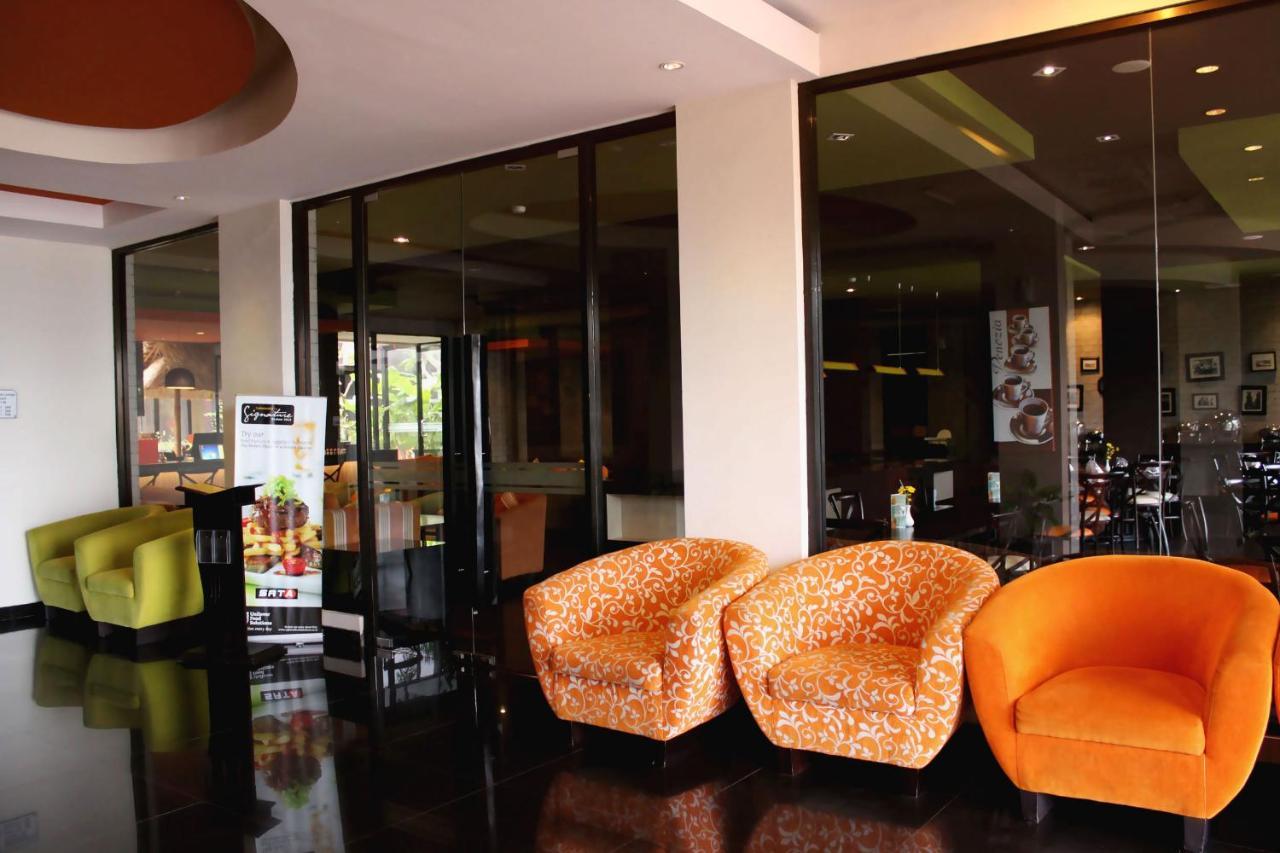 Hotel 100 Sunset Kuta & Ballroom 3*