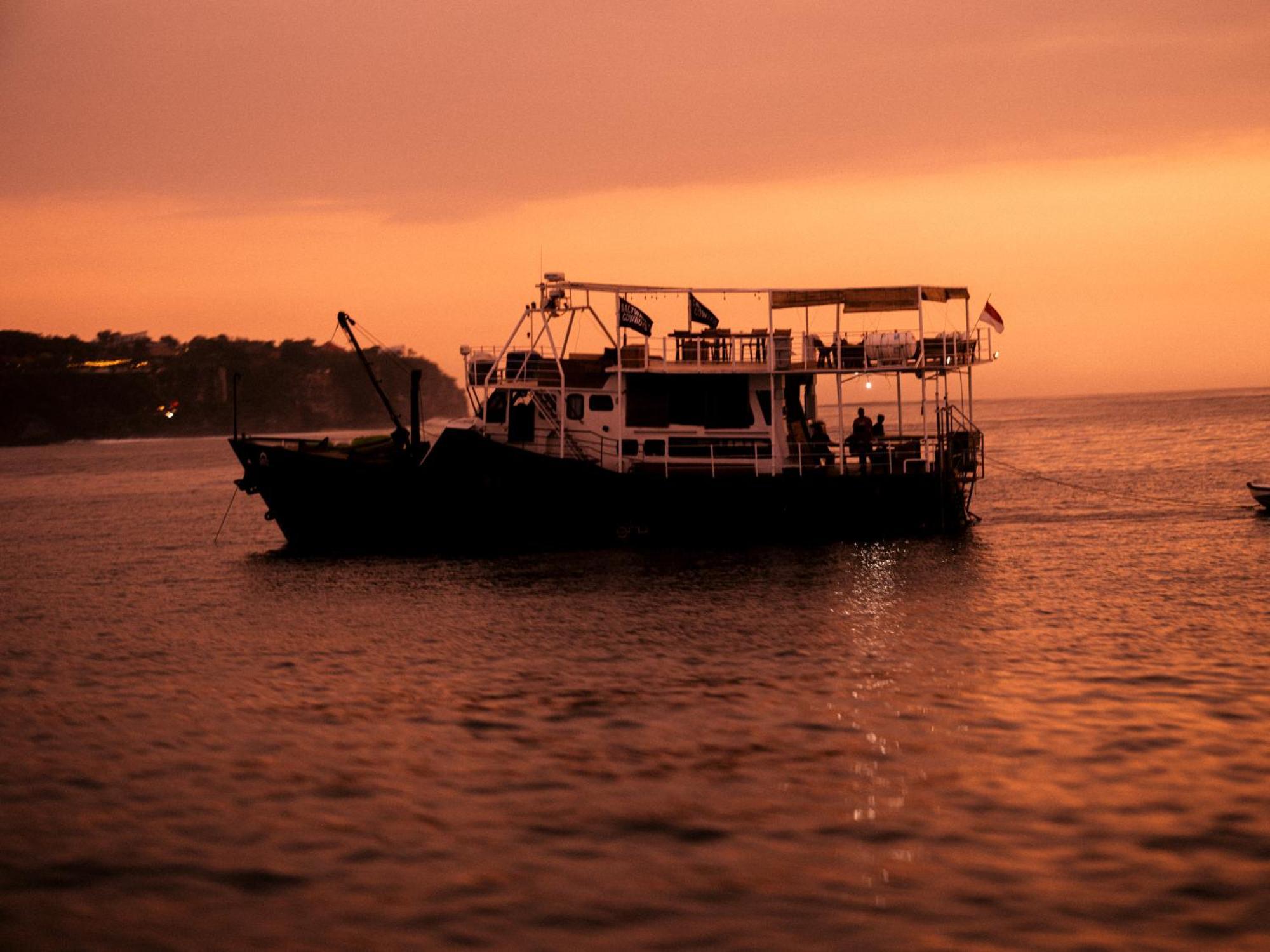Floating In Uluwatu Saltwater Cowboys * Pecatu (Bali)