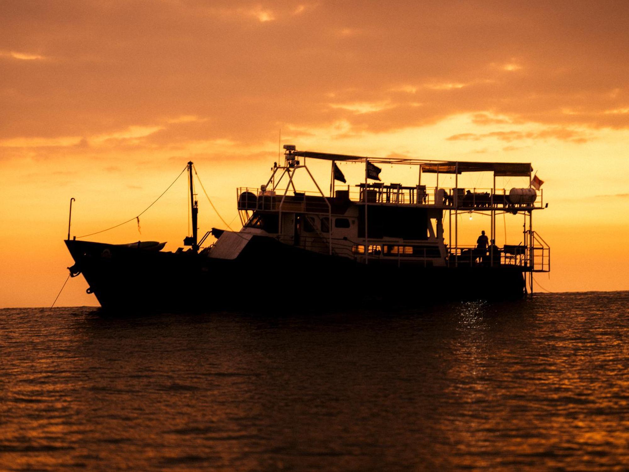 Floating In Uluwatu Saltwater Cowboys Botel