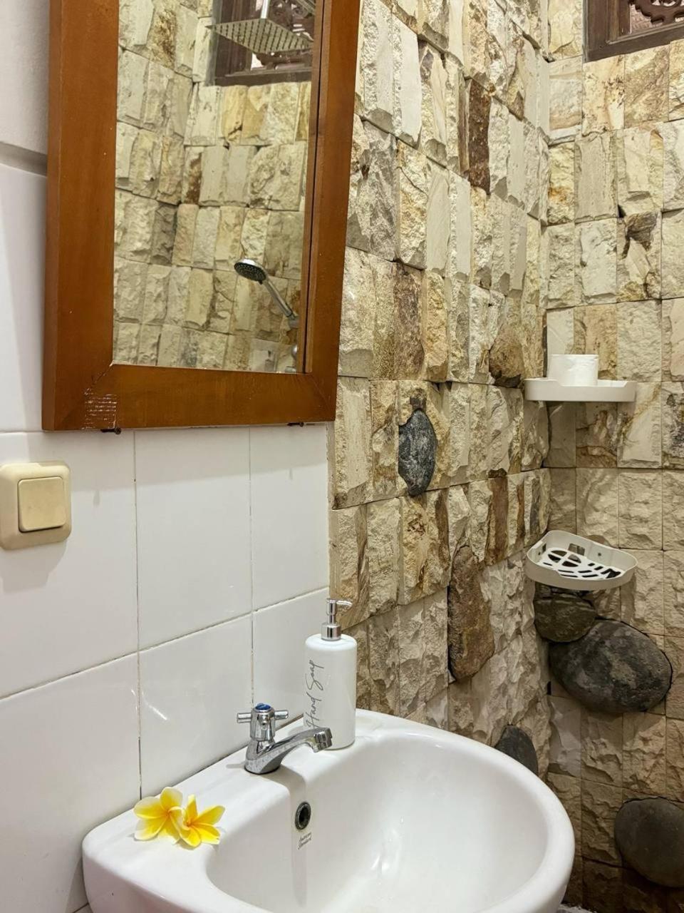 Narafa's Guest house Jasri