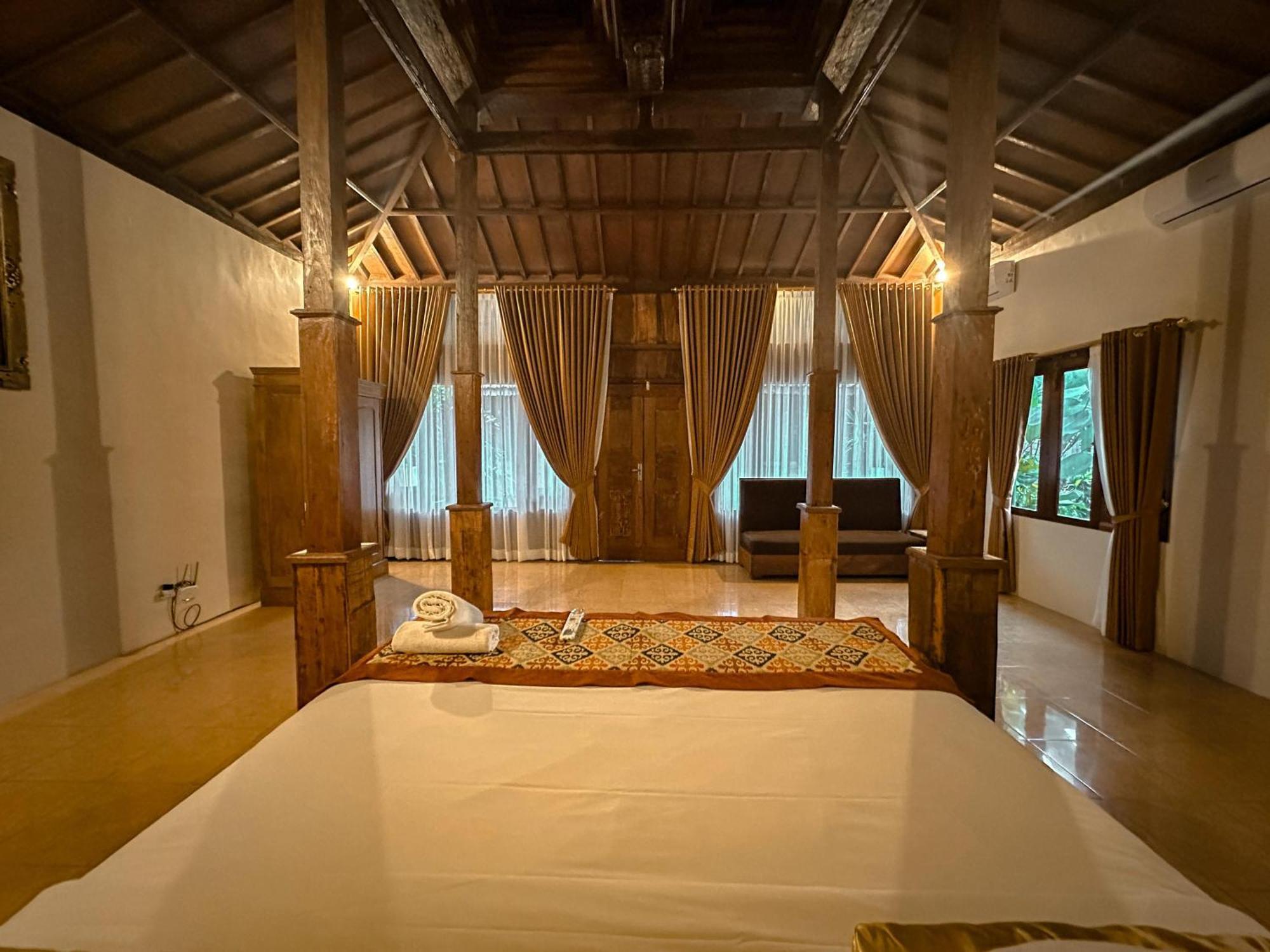 Kampoeng Joglo Abangan Inn