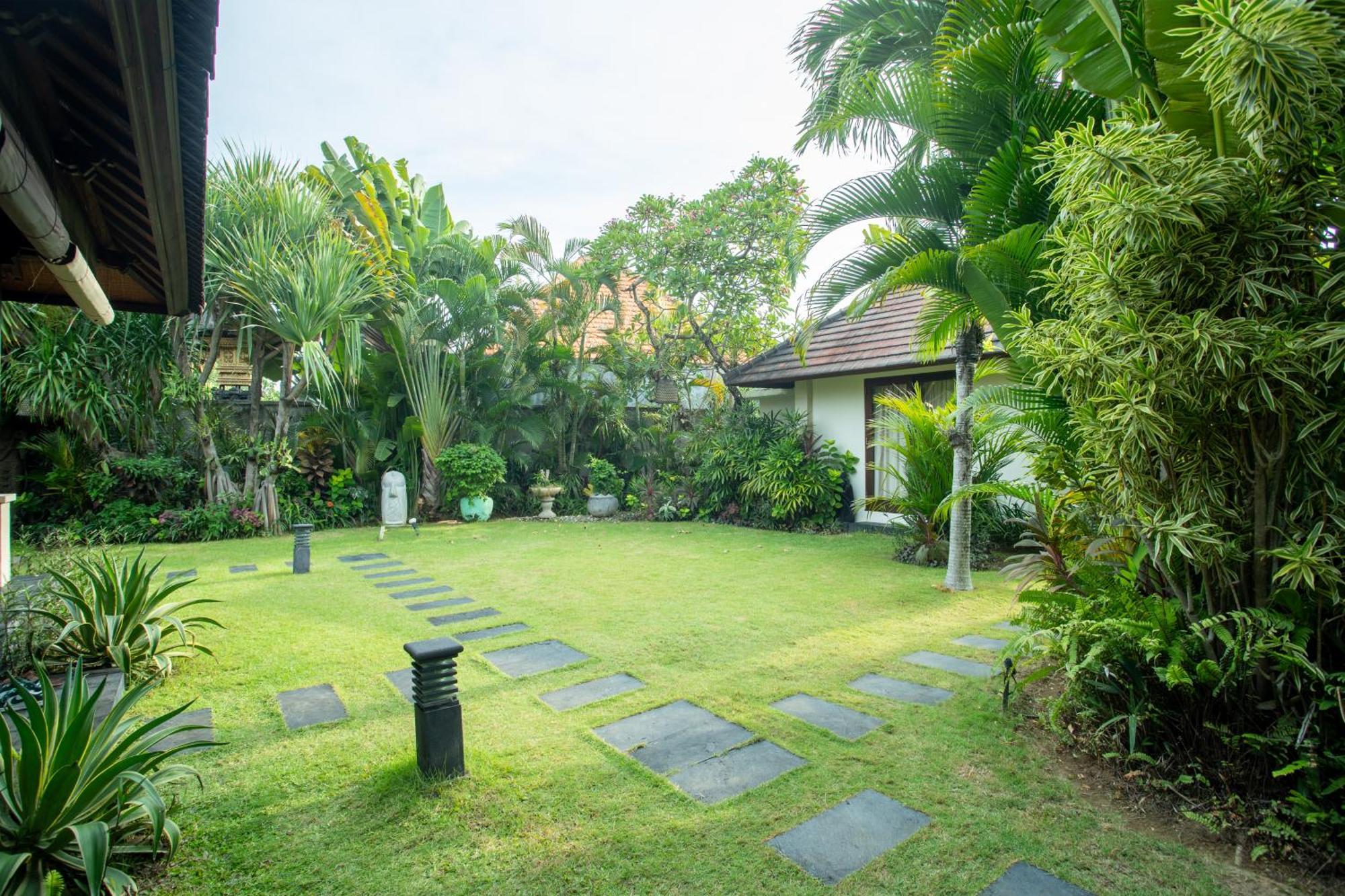 Santi * Seminyak (Bali)