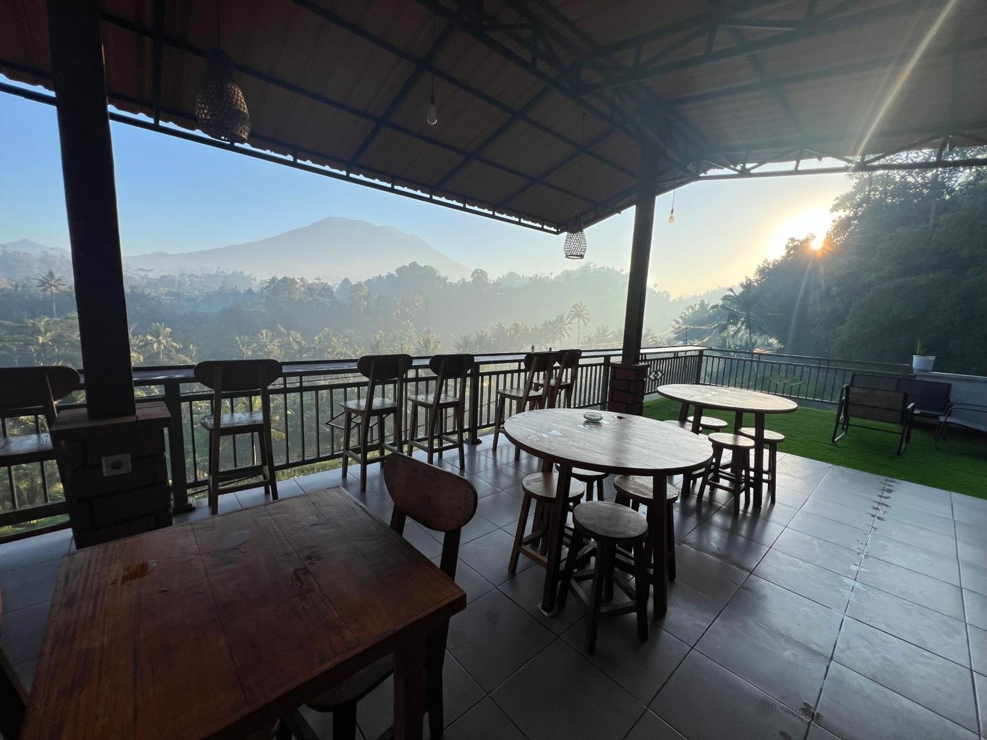 Bisbis House Iseh Village *