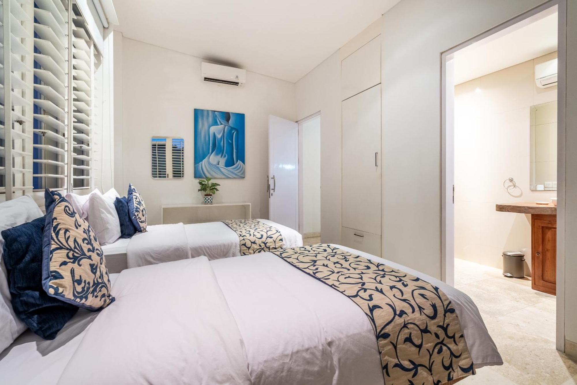 Aq-va & Seminyak Hotel Legian (Bali)
