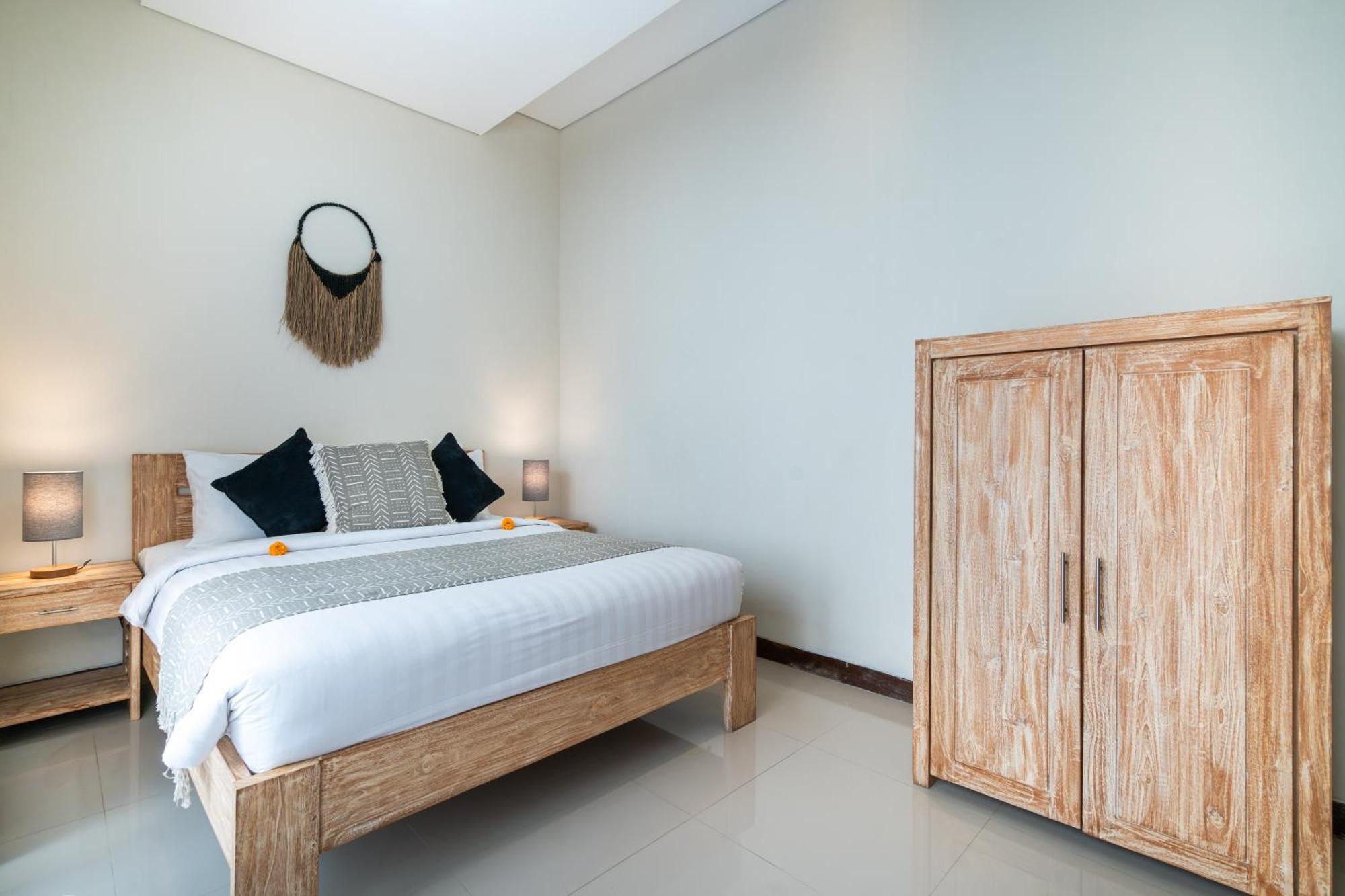 Sebelas Legian