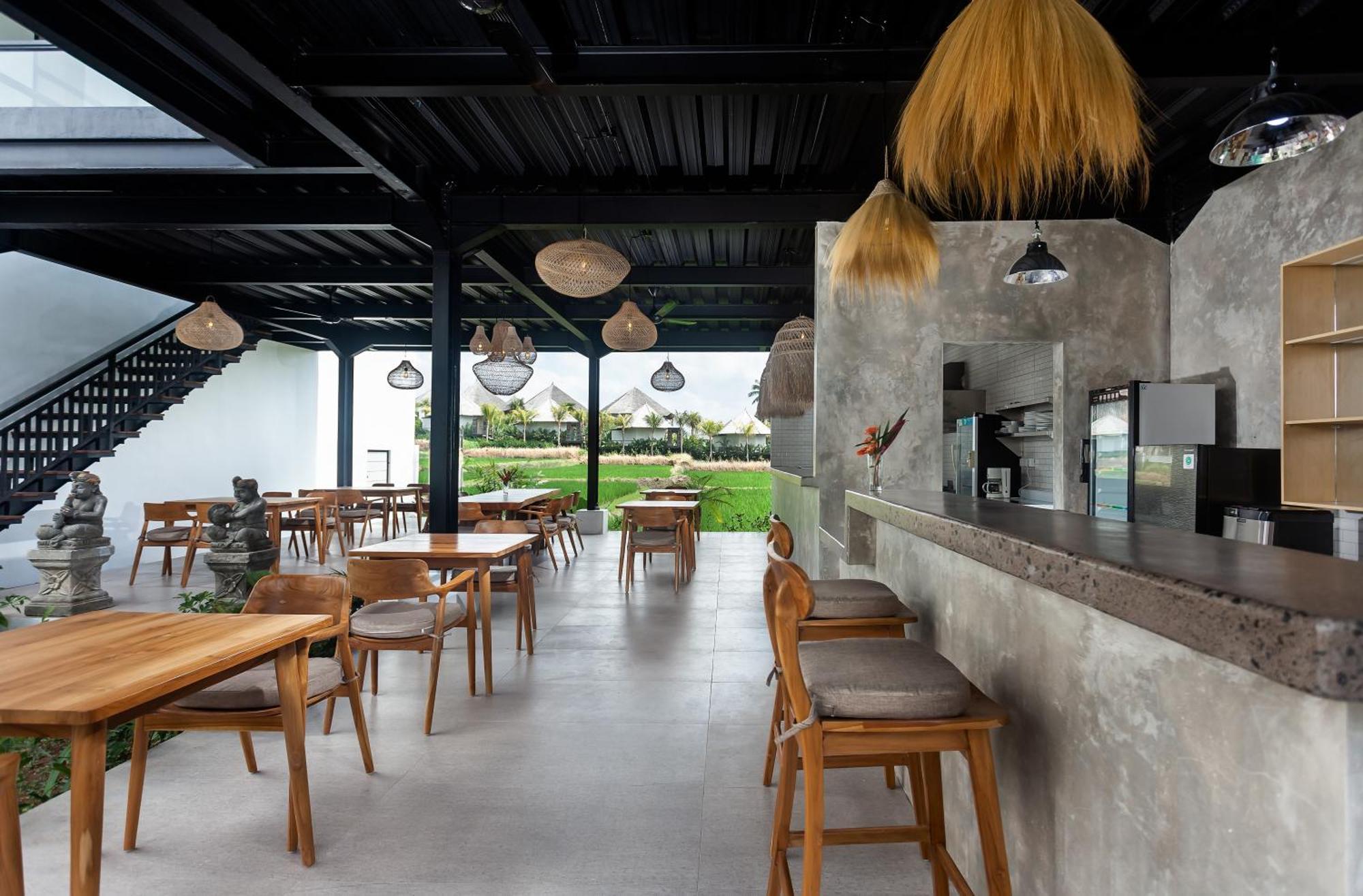 Hotel Sujiwa & 3*
