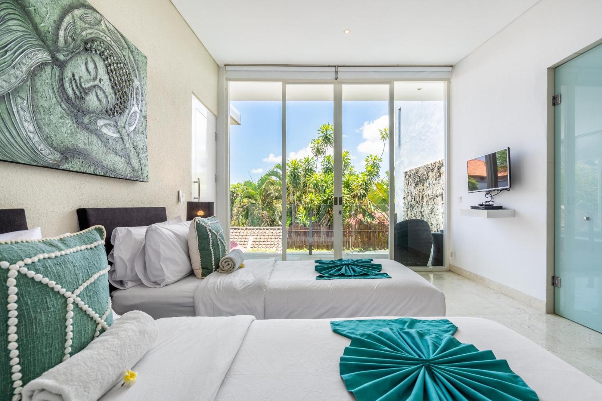 Aq-va & Seminyak Hotel Legian (Bali)