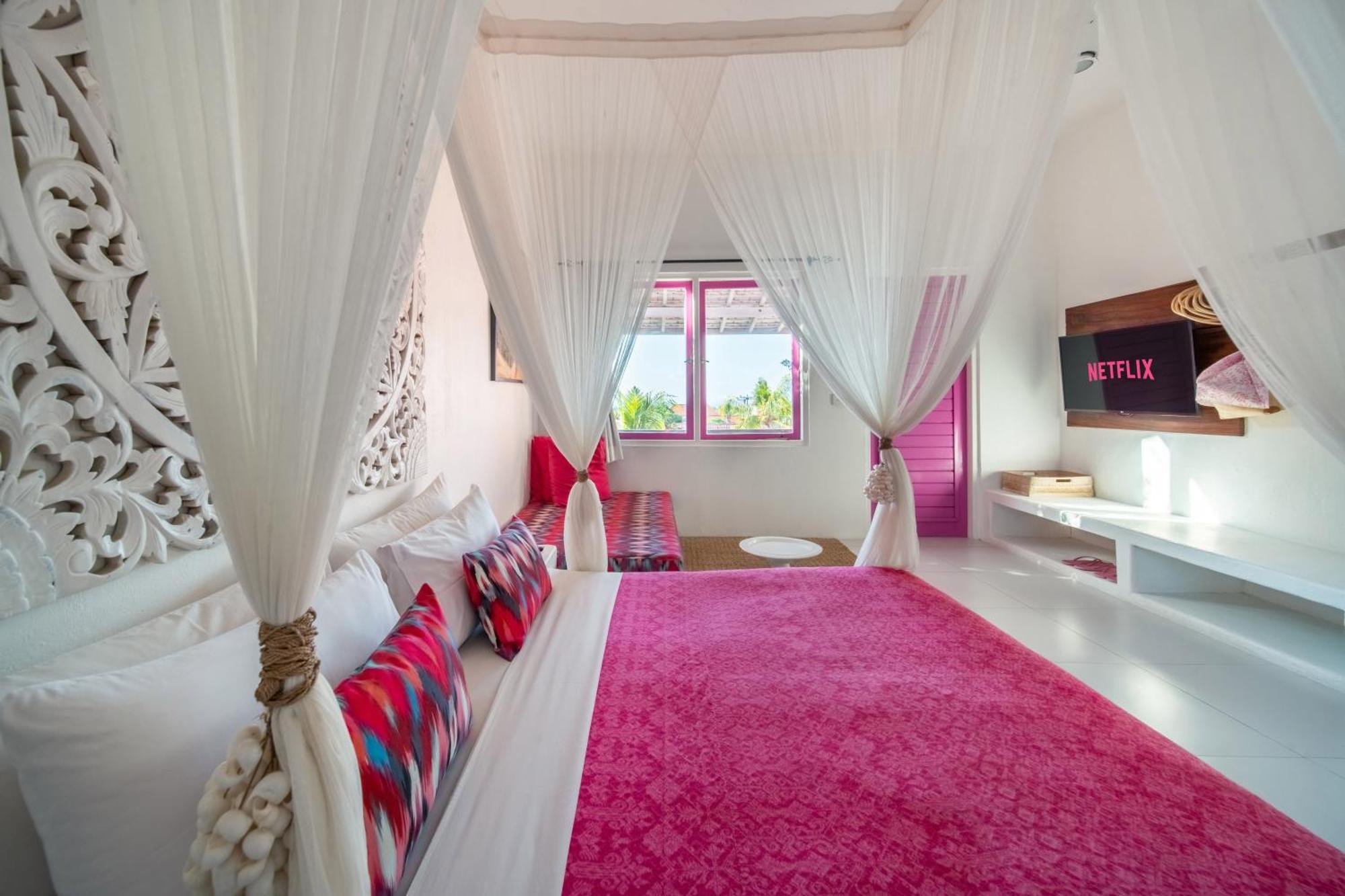 Pinkcoco - Constant Surprises & For Cool Adults Only 3* Uluwatu (Bali)