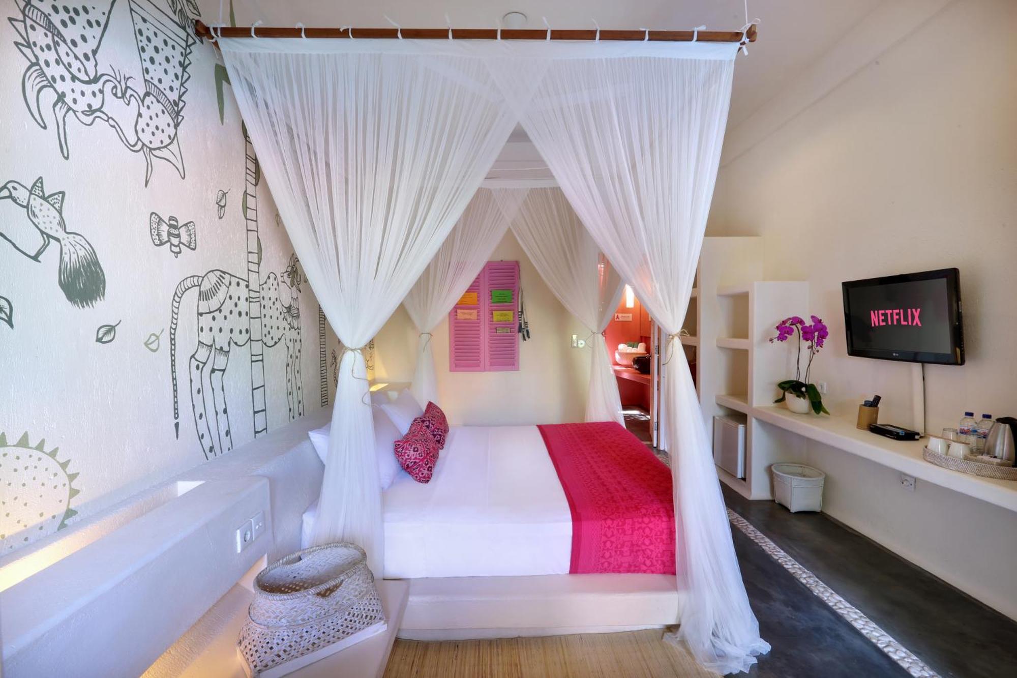 Pinkcoco - Constant Surprises & For Cool Adults Only Hotel 3*