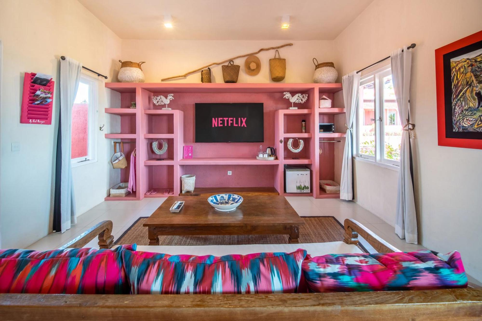 Pinkcoco - Constant Surprises & For Cool Adults Only Hotel Uluwatu (Bali)