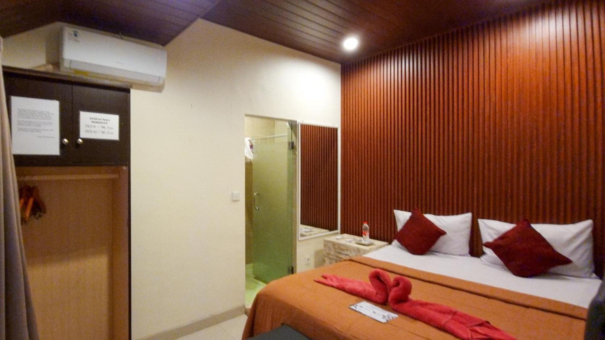 Gustav Bali And Massage