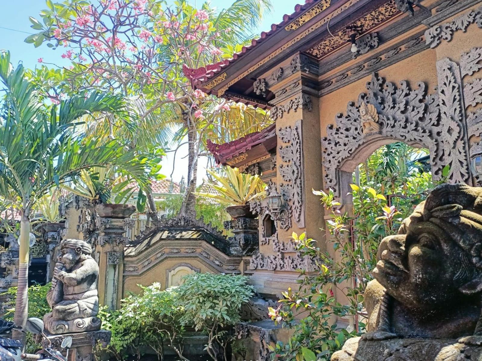 Palace Homestay *