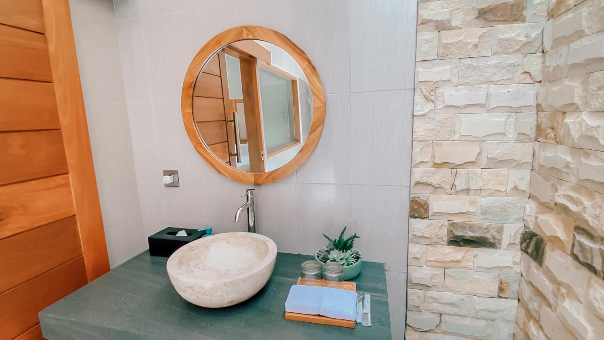 Rejuvenate And Restaurant Hotel *