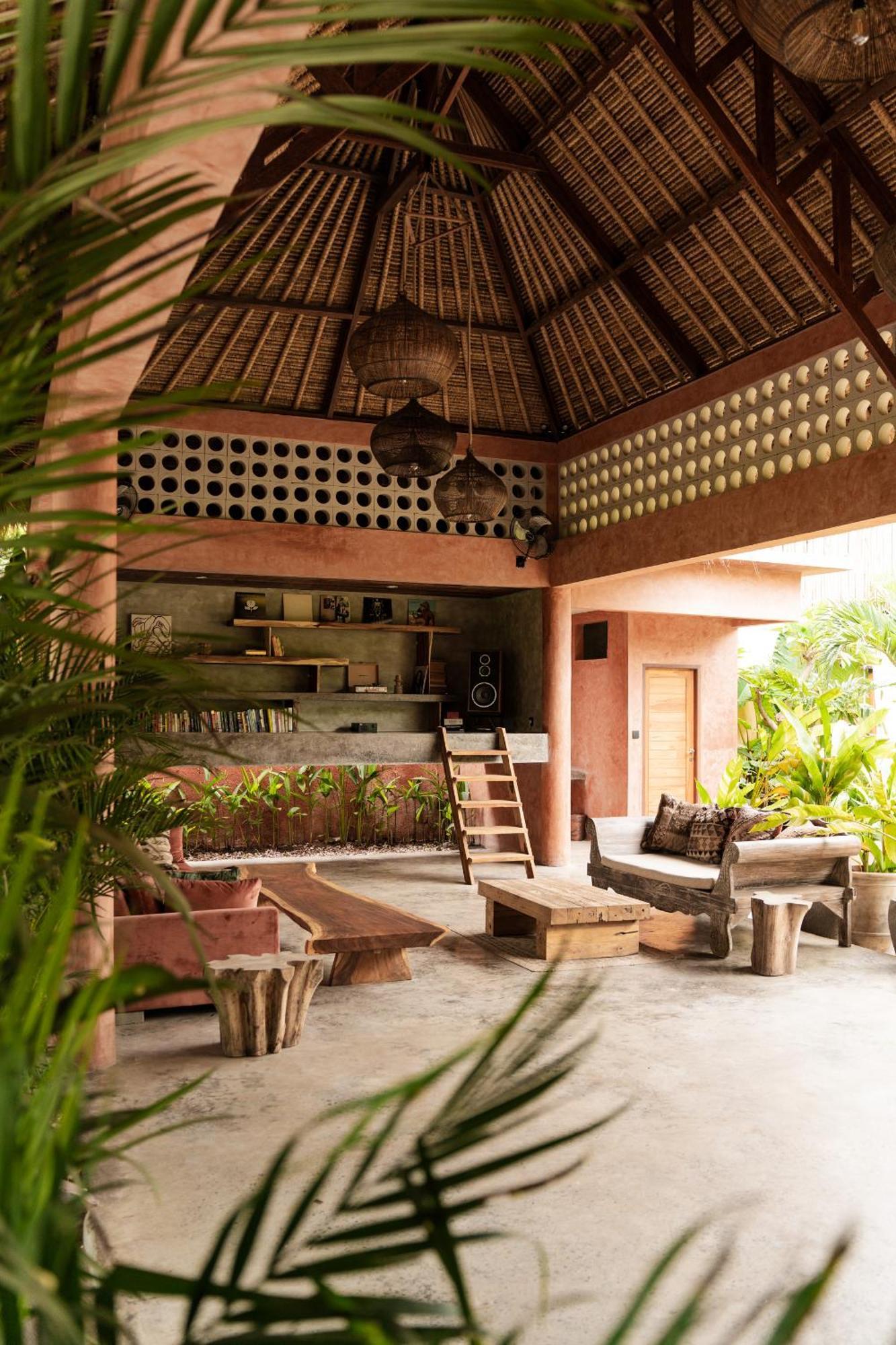Lulu's Hotel *