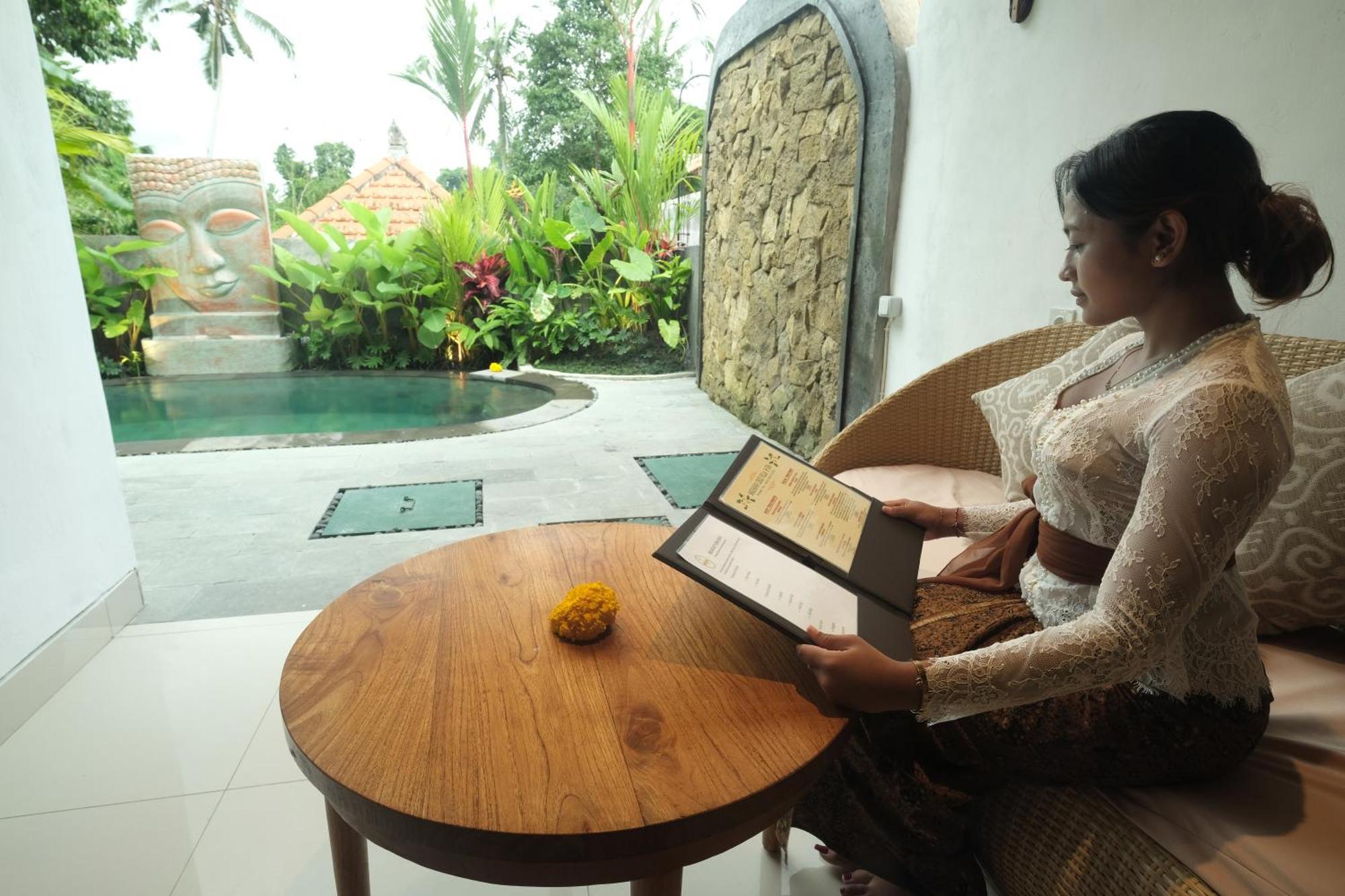 Madhawa & Villa