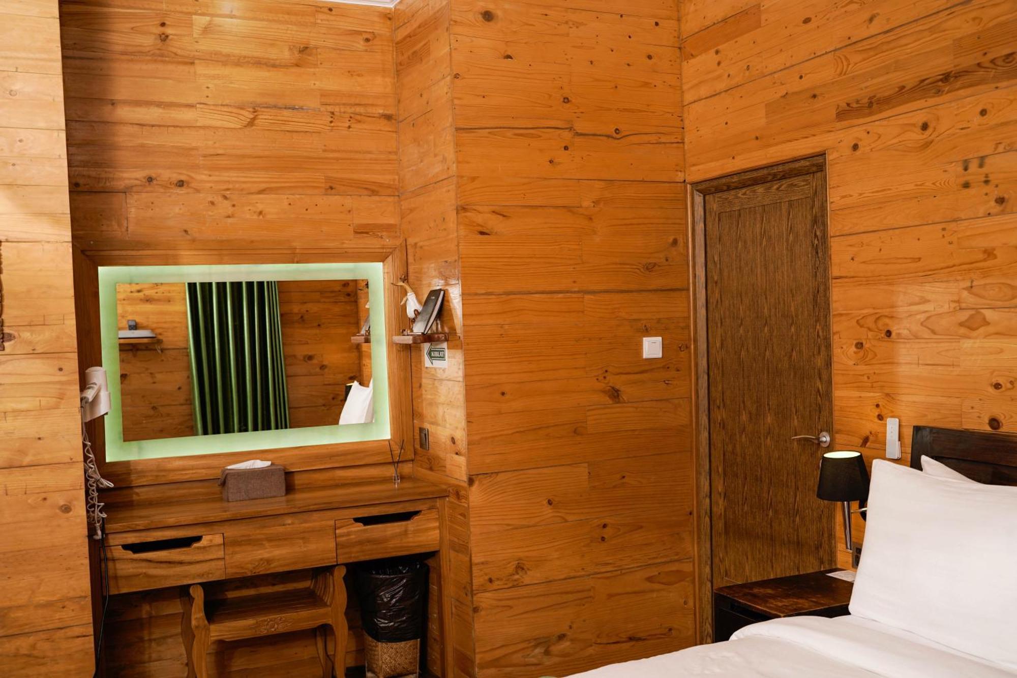 Hotel Pondanu By The