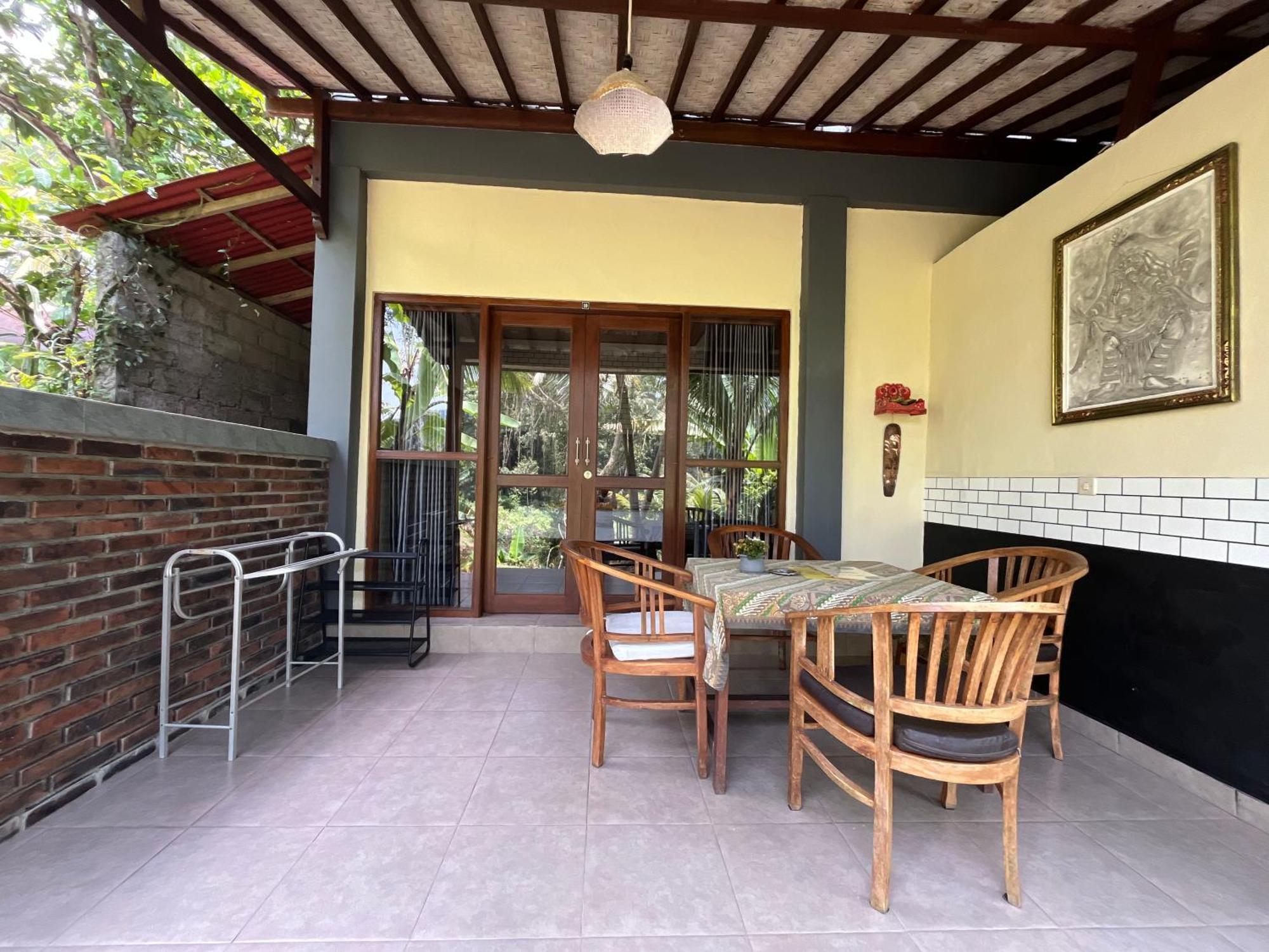 Khrisna Hs And Guest house 2*