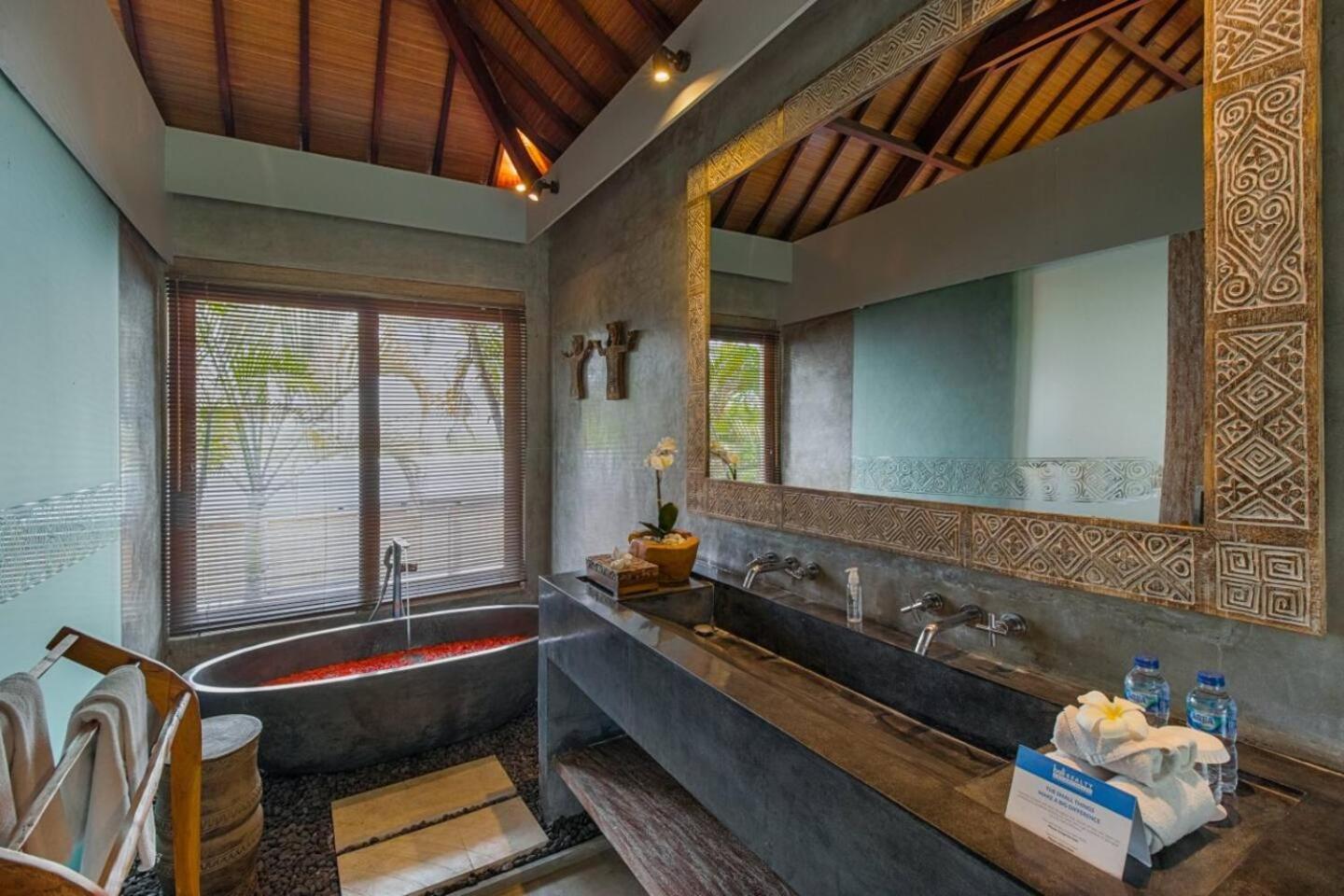 Villa Lavish 5 Bed, Sleeps 10, Butler, Daily Breakfast *