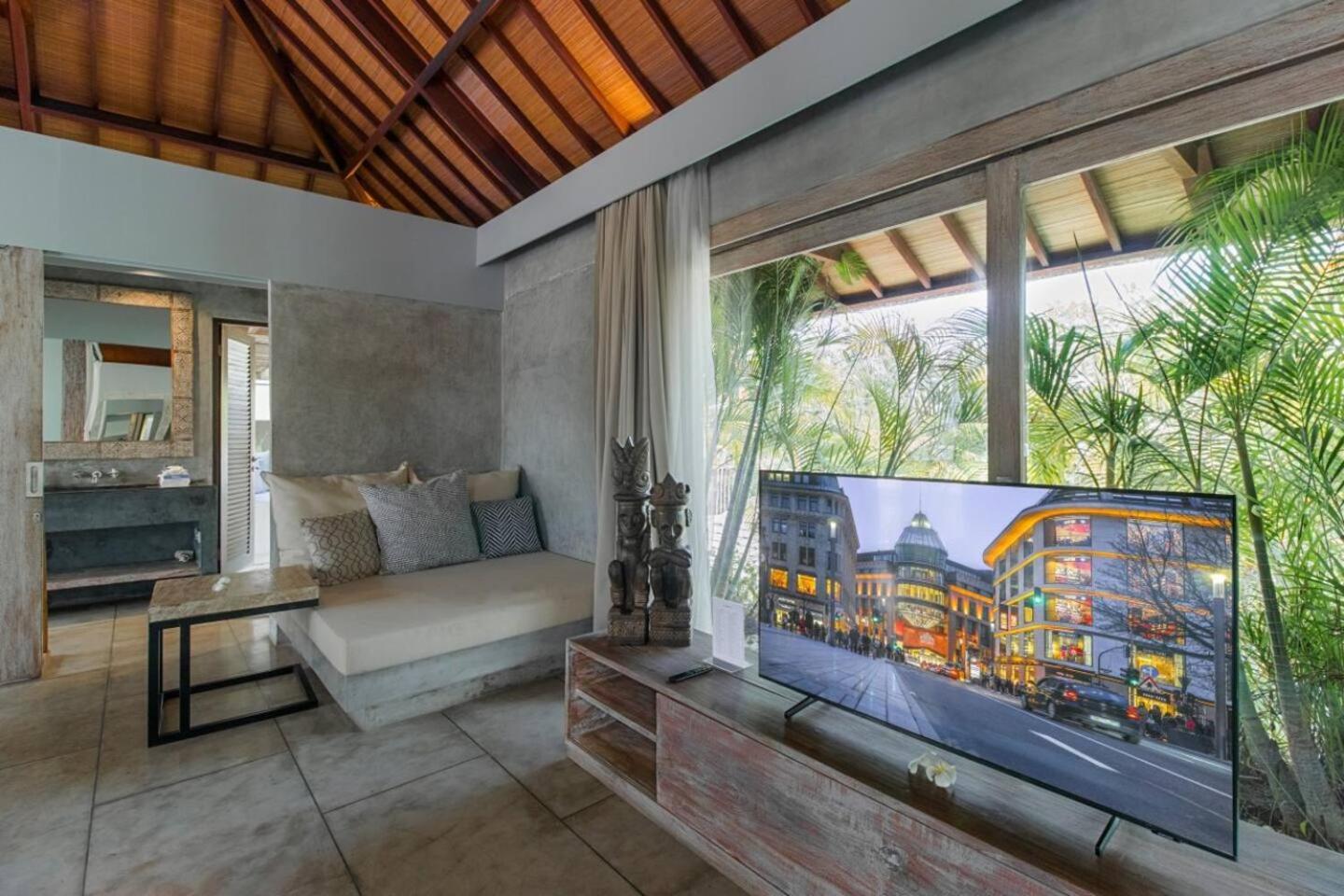 Lavish 5 Bed, Sleeps 10, Butler, Daily Breakfast *