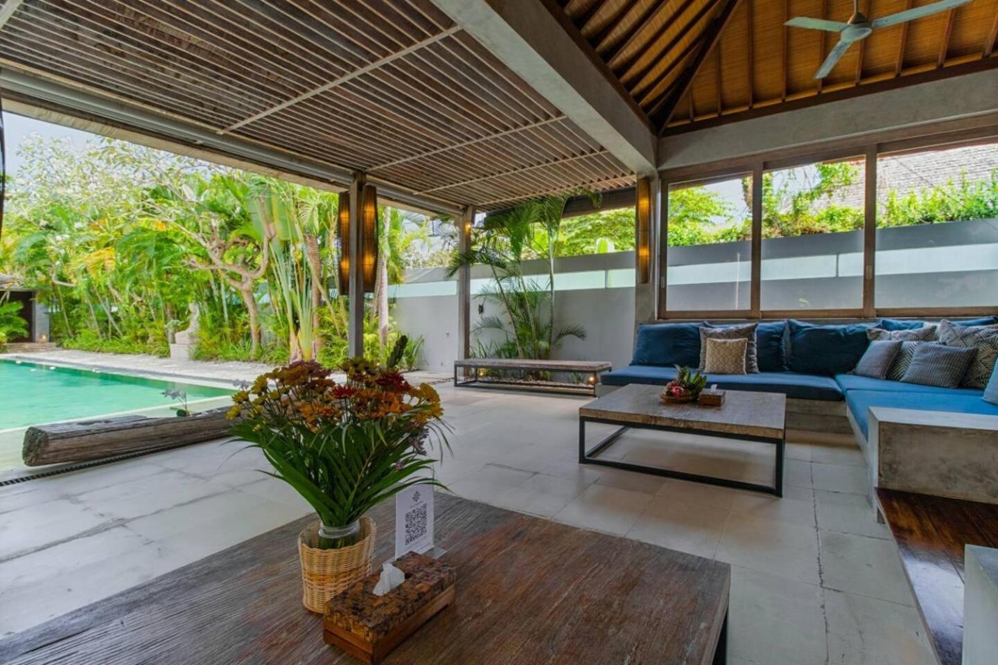 Lavish 5 Bed, Sleeps 10, Butler, Daily Breakfast Villa *