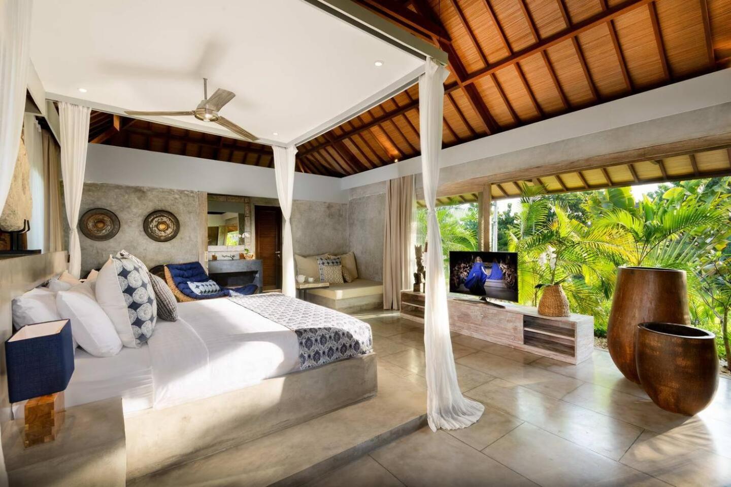 Villa Lavish 5 Bed, Sleeps 10, Butler, Daily Breakfast