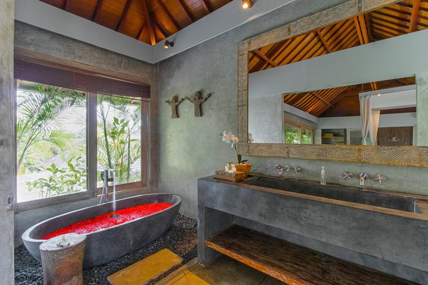 Villa Lavish 5 Bed, Sleeps 10, Butler, Daily Breakfast