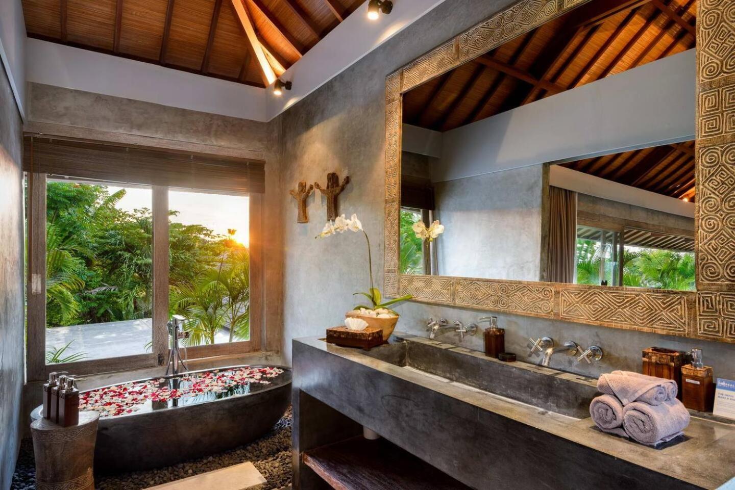 Villa Lavish 5 Bed, Sleeps 10, Butler, Daily Breakfast