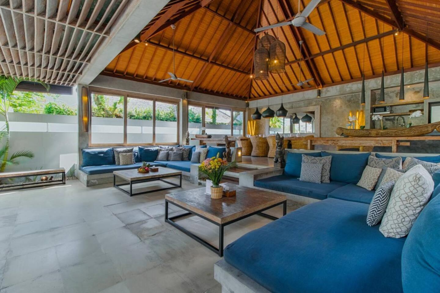 Lavish 5 Bed, Sleeps 10, Butler, Daily Breakfast Villa