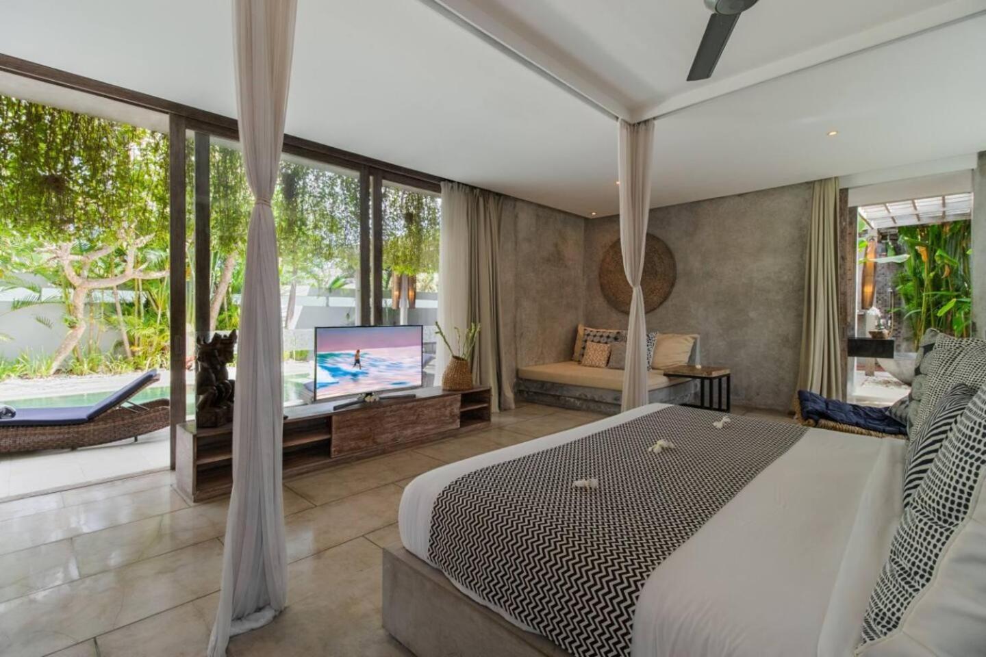 Lavish 5 Bed, Sleeps 10, Butler, Daily Breakfast Canggu (Bali)