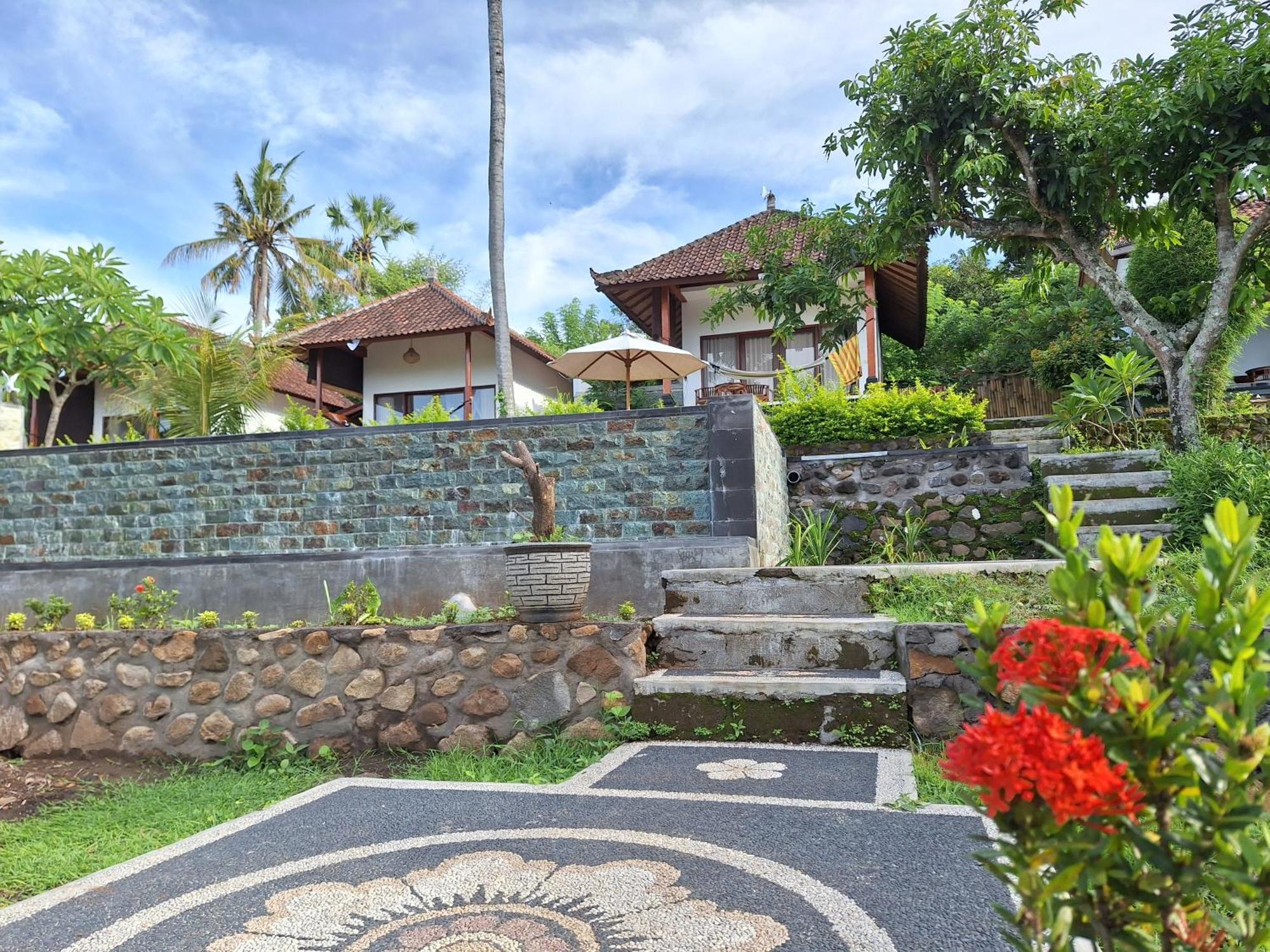 Guest house Frangipani & Restaurant Seraya