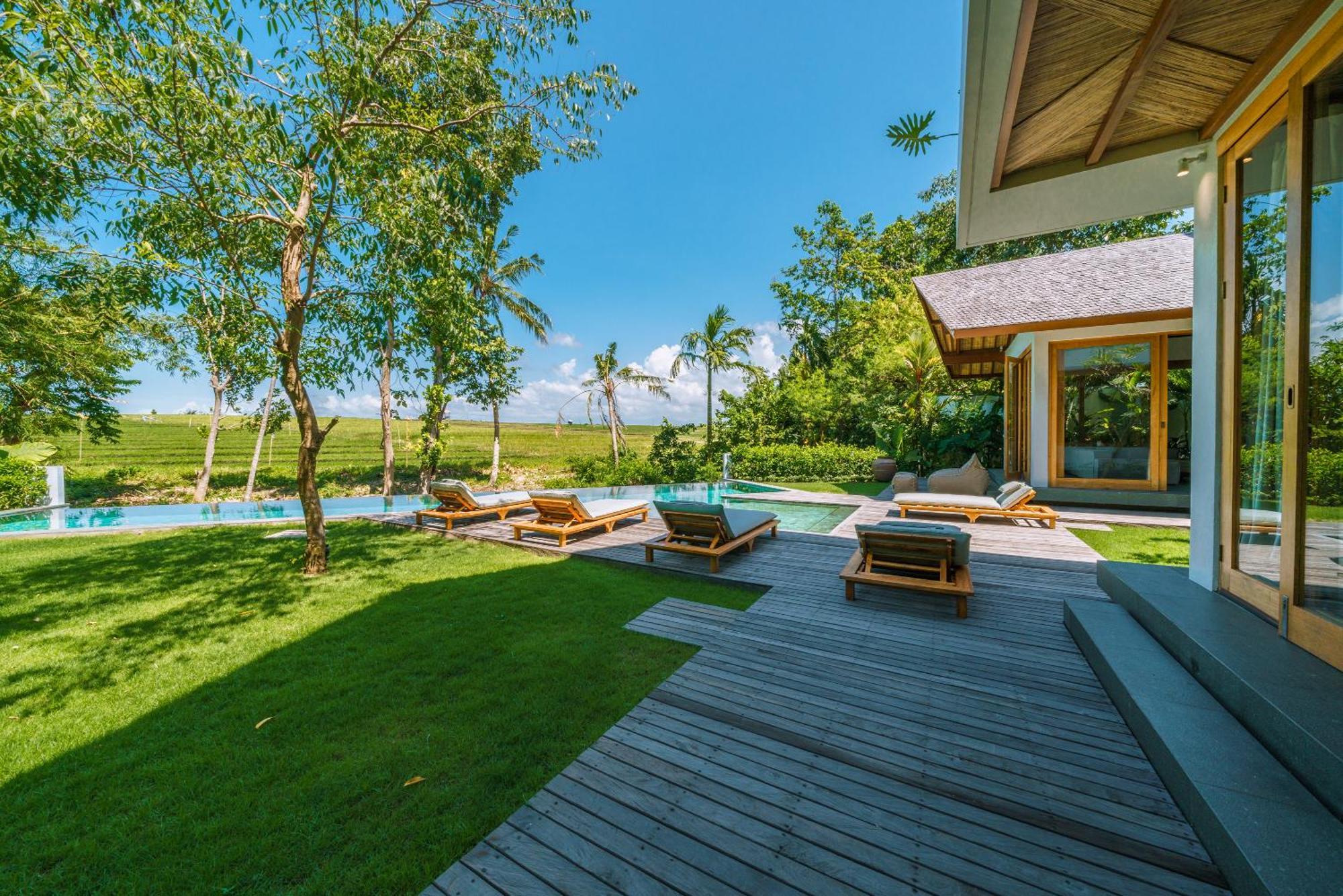 Villa Kauh - Luxury Tropical 5br Close To Pererenan