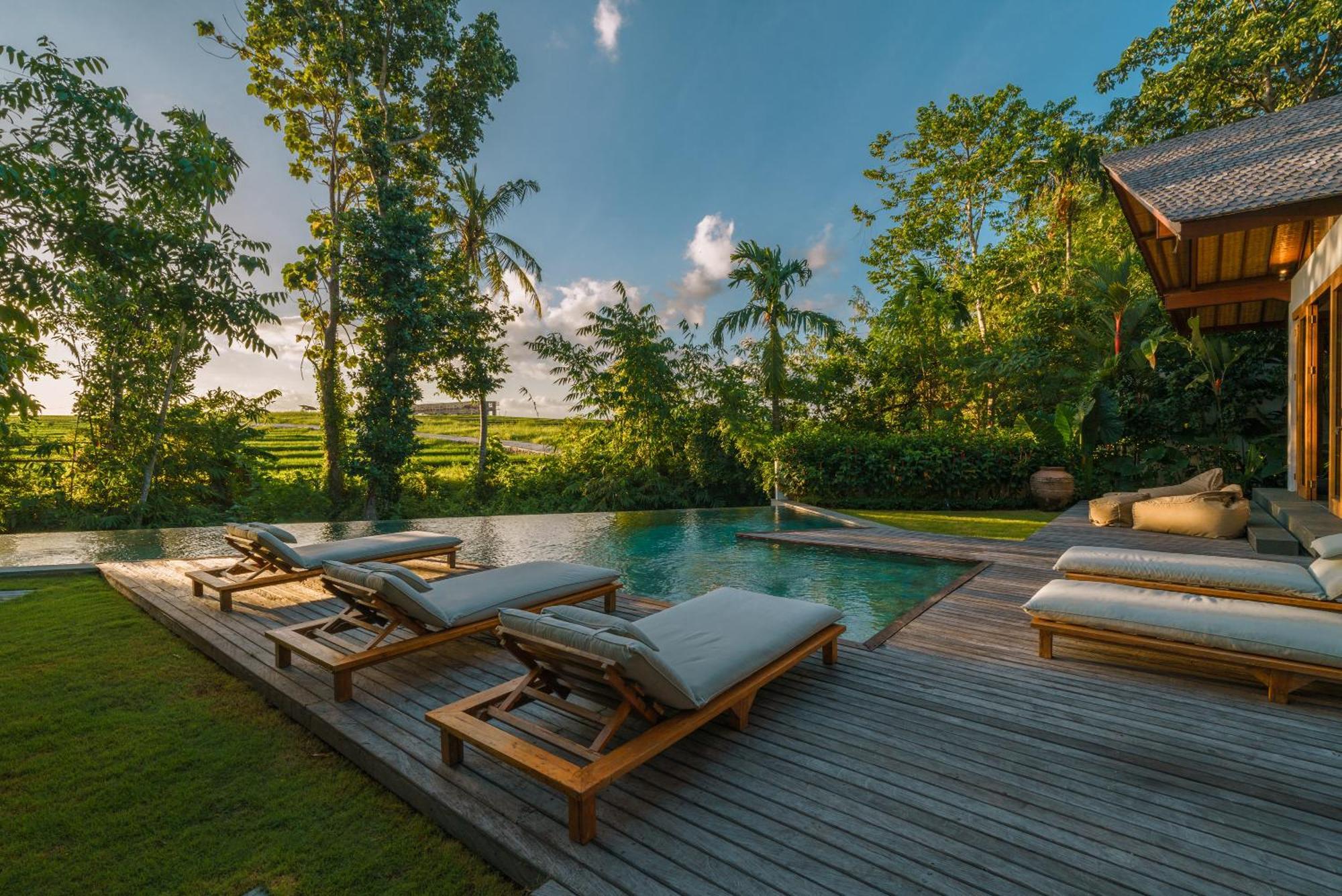 Villa Kauh - Luxury Tropical 5br Close To Pererenan *