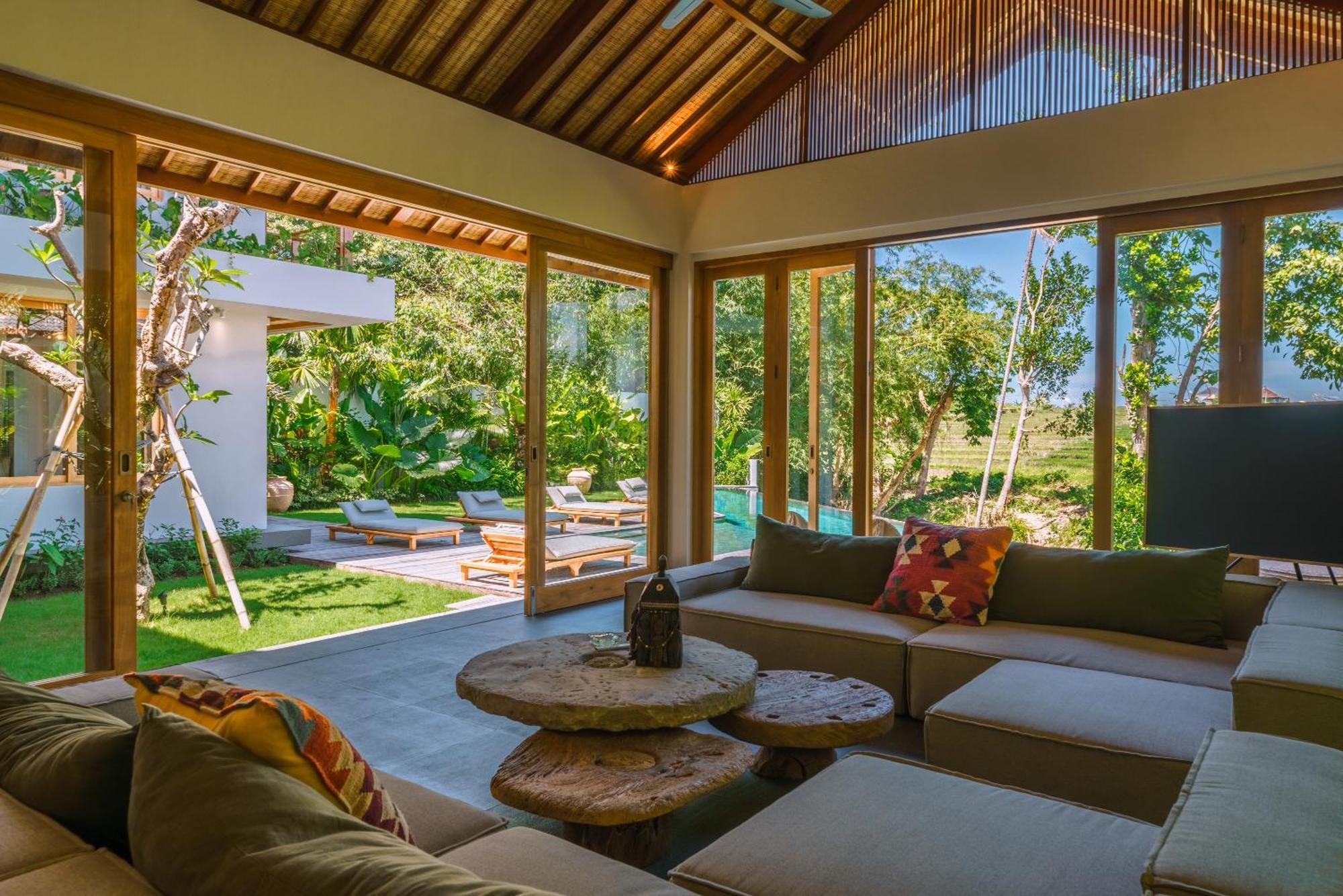 Kauh - Luxury Tropical 5br Close To Pererenan Villa