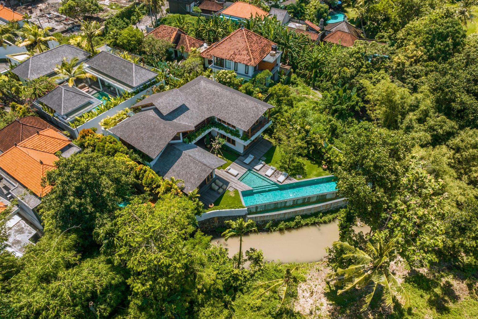 Villa Kauh - Luxury Tropical 5br Close To Pererenan